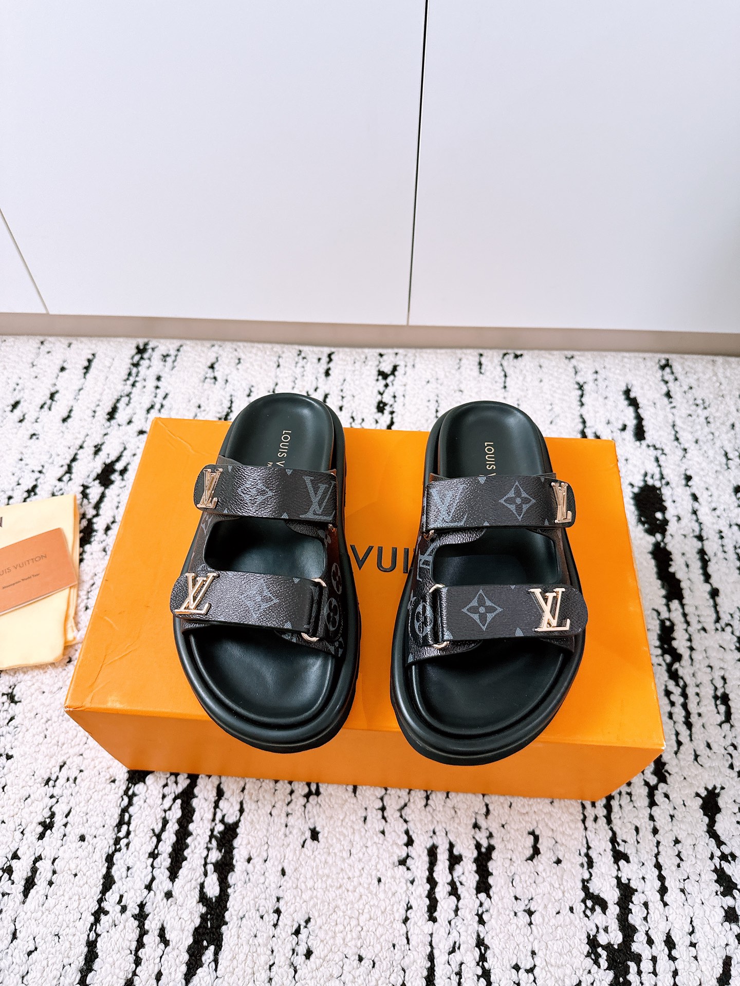 NO:256187,Purchase grade 1v25/A classic double thick sole vacation style beach slippers full of high-end feel Internet celebrity ins grass planting artifact Thick sole shoes on feet Long legs are visually ease Whether it is daily travel or traveling, it is really amazing [strong] The fabric is made of customized sheepskin, the inner foot pads are all sheepskin Original mold-open custom anti-slip sole size 35-45 (45 customized), slippers, slippers, sheepskin19860909代购级 1v25/A经典双厚底 度假风沙滩拖鞋 高级感十足网红ins种草神器 厚底鞋上脚 大长腿即视感 无论是日常出行还是旅游度假 都能轻松驾驭 真是绝绝子[强] 面料采用定制羊皮 内里垫脚均为羊皮 原版开模定制防滑大底 size男女同款35-45（45定制）,拖鞋,slippers,sheepskin,Women's Shoes