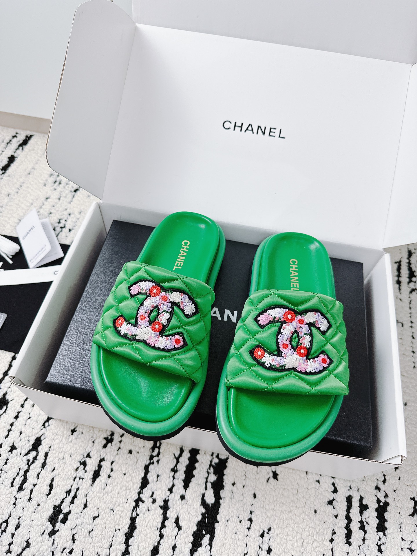 NO:256192,Purchase grade Xiaoxiang 25/A classic double thick sole C-pinch foot vacation style beach slippers full of high-end feel Internet celebrity ins grass planting artifact Thick sole shoes on feet Long legs are visually ease Whether it is daily travel or traveling, it is really amazing [strong] The fabric is made of customized sheepskin, the inner foot pads are all sheepskin Original mold-open custom anti-slip sole size 35-43 (customized by 40-43), slippers, slippers, sheepskin19860909代购级 小香25/A经典双厚底C夹脚 度假风沙滩拖鞋 高级感十足网红ins种草神器 厚底鞋上脚 大长腿即视感 无论是日常出行还是旅游度假 都能轻松驾驭 真是绝绝子[强] 面料采用定制羊皮 内里垫脚均为羊皮 原版开模定制防滑大底 size 35-43（40-43定制）,拖鞋,slippers,sheepskin,Women's Shoes