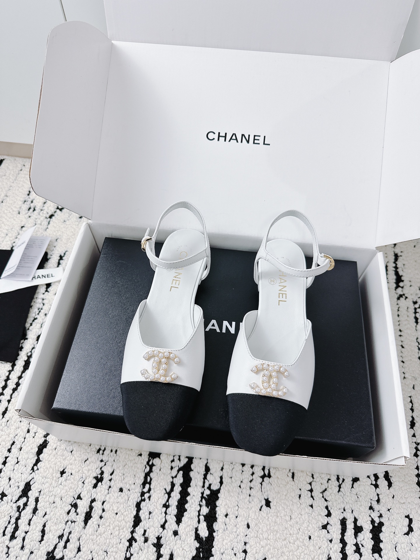 NO:256182,Purchasing grade Xiaoxiang 25/A Spring and summer toe pair C logo embellishments, like a necklace on the goddess' neck. It has a very good wrapping effect on the upper part and looks slim on the heel. It is really super exquisite!  Girls all need to have a pair. The most important thing is that the color is eye-catching enough and the steadiness of walking is no longer enough to describe her shoes that are like walking on flat ground and can’t let go of her love!   The fabric is imported mixed-bred sheepskin, the leather pattern is clear and soft, and it is very high-end/imported patent leather. The inner footbed sheepskin is soft and delicate, super comfortable and has a high-end luxury!  Size#35-41 (40 41 custom made without return or exchange), sandals, sandals, necklace, sheepskin19860909代购级 小香 25/Ａ春夏鞋头双C logo点缀,宛如女神脖子上的项链,上脚包裹性非常好,上脚跟显瘦,真的是超级精致！ 女孩儿们都要拥有一双,最重要的是颜色足够亮眼,健步如飞已不足以形容她如履平地,让爱不释手的鞋款！  面料进口混种羊皮,皮纹清晰柔软,非常高级感/进口漆皮 内里垫脚羊皮,柔软细腻,超级舒适亲夫,高端奢华！ Size#35-41（40 41定做不退换）,凉鞋,sandals,necklace,sheepskin,Women's Shoes