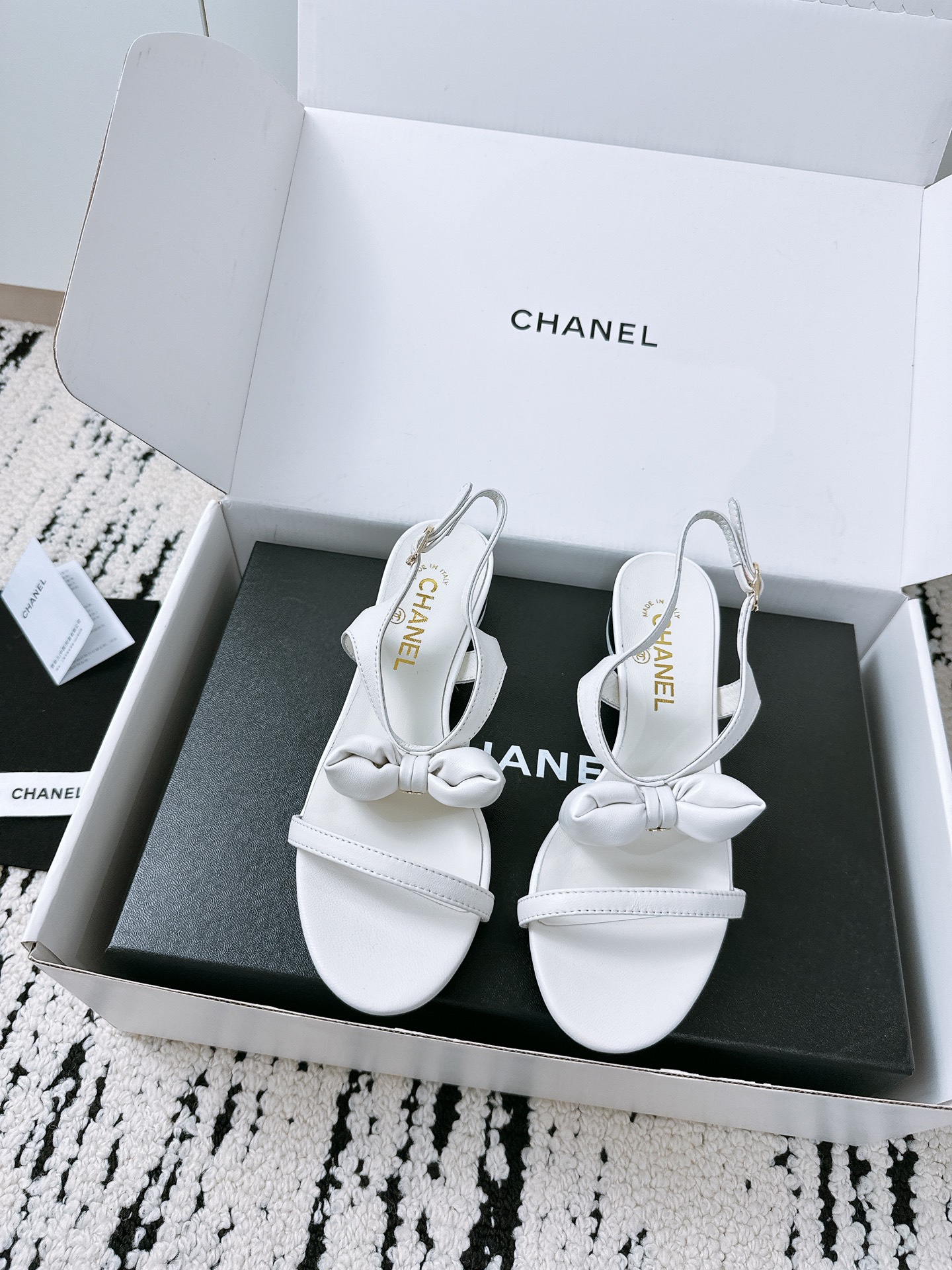 NO:256186,Purchase grade Xiaoxiang 25/A summer bow sandal series new products Xiangjia high-end feel always convinced. It looks quite simple style but it is inexplicably high-end. Absolute girlish. This single shoe for work is recommended. The small round toe toe determines its style. Commuting style for work. It is also very inclusive to the foot. Suitable for all kinds of foot shapes. Imported sheepskin on the upper. The inner part is made of mixed imported lambskin. It is soft to put it in. Customized Italian leather sole. Heel height 2.5cm/5cm Size35-39 (customized for 40 and 41), sandals, chanel, sandals, sheepskin19860909代购级 小香25/A夏季 蝴蝶结 凉鞋系列新品 香家高级感这块总让人大写的服气 看起来蛮简单的款式 但上脚就莫名很高阶 绝对的少女感,上班的单鞋这款举双手推荐 小圆头的鞋头决定了它的风格走向 上班通勤款 对脚型的包容度也很高 适合各种各样的脚型 鞋面进口羊皮 内里采用混种进口小羊皮 伸进去软软的哦 大底定制意大利真皮底 跟高2.5cm/ 5cm Size35-39（40、41定制）,凉鞋,chanel,sandals,sheepskin,Women's Shoes