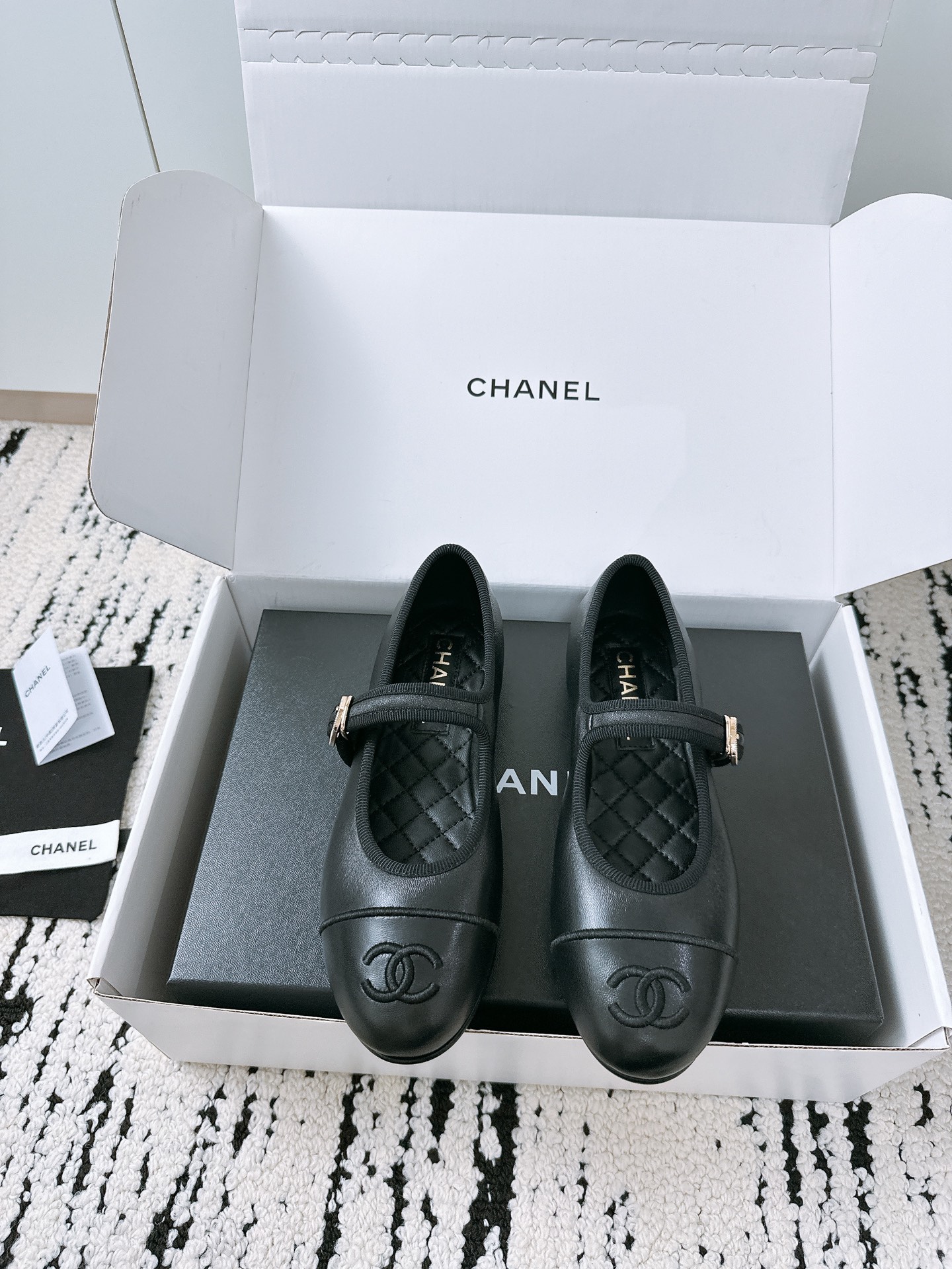 NO:256185,Purchase grade Xiaoxiang 25/A Mary Zhen Single Shoe Series Flat Sole Ballet Loafers The counter is simply snatched up, and the photos are popular on major social platforms. This episode of the show is definitely too handsome, and it is definitely the hottest style of this season. The counter fairies are really too aware of the goods. They don’t stick to their feet and will not scratch their feet. The texture is very soft and comfortable. Classic logo electric embroidery, flower matching, super versatile Fabric: imported cowhide, sheepskin, special fabric material, inner lining: environmentally friendly imported sheepskin inner lining: genuine leather outsole Heel height: flat sole 2.5cm Size 35-41 (40.41 custom made), ballet shoes, mary jane, cowhide, sheepskin, Leather soles19860909代购级 小香25/A玛丽珍 单鞋系列 平底芭蕾便鞋 专柜简直疯抢了,各大社交平台热门晒图,这期的走秀款绝对太帅了,绝对是这一季最热门的款式,专柜仙女们真的太识货了,不卡脚也不会磨脚,质感上脚是非常柔软舒服的.经典的logo电绣 花朵搭配,超级百搭 面料:进口牛皮羊皮 特制布材质 内里:环保进口羊皮内里 大底:真皮大底 跟高:平底2.5cm 码数35-41（ 40.41定做）,芭蕾舞鞋,mary jane,cowhide,sheepskin,Leather soles,Women's Shoes