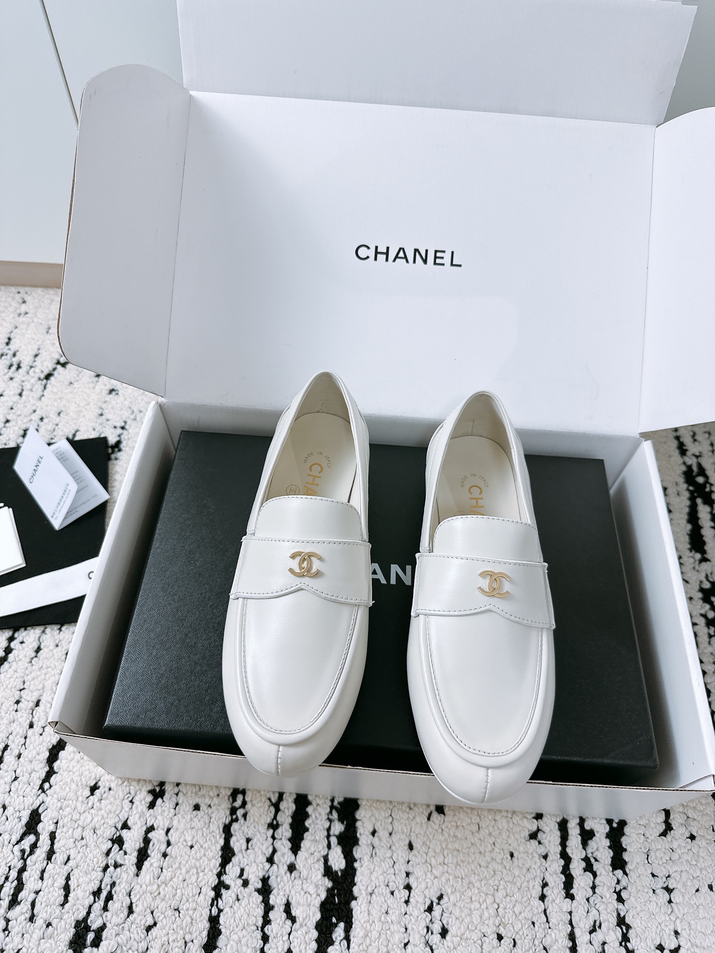 NO:256180,Purchase grade Xiaoxiang 25/A early spring style Loafer single shoes, slippers, thick soles, small leather shoes, unique elements of Xiaoxiang, chain matching, small thick heeled water platform heightened, upper legs look thinner ~ light luxury and fashionable, work, daily wear, no tired feet, fabric original sheepskin, butter leather, high heeled leather outsole, digital 35-41 (ordered 40-41) are all equipped with genuine Italian packaging, loafers, loafers, sheepskin, Leather soles19860909代购级 小香25/A早春款 乐福单鞋 便鞋 厚底 小皮鞋 小香独特元素 链条搭配 小粗跟水台增高,上腿显细～轻奢时髦 上班 日常穿搭不累脚 面料原版羊皮 牛油皮 跟高真皮大底 数码35-41（40-41订） 均配有意大利正品包装,乐福鞋,loafers,sheepskin,Leather soles,Women's Shoes