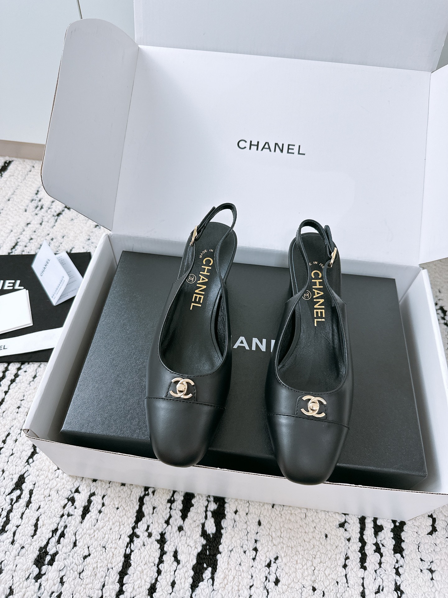 NO:256191,Purchase grade Xiaoxiang 25/A Spring and Summer Mary Zhen Houxiao Sandals Counter Quality One of the must-have classics you must buy every year!  The latest bow color combination design makes it more visible and tasteful~ All materials are customized according to the original version!  Purchase genuine products to develop. Universal and versatile artifact, summer beach, durable model. Fabric imported cowhide, patent leather, soft and delicate texture. Imported sheepskin inside. Outsole Italian thickened leather outsole. Size 35-40 (customized for 40, 41), sandals, sandals, mary jane, cowhide, sheepskin, Leather soles19860909代购级 小香25/A春夏 玛丽珍 后空 凉鞋 专柜品质 每年必入的经典款之一！最新蝴蝶结拼色 设计 更加彰显和品味～所有材质都根据原版定制！购入正品开发.万能百搭神器,夏日沙滩,耐造款. 面料 进口牛皮,漆皮、质感柔软细腻 内里进口羊皮 大底意大利加厚真皮大底 码数35-40（40、41定做）,凉鞋,sandals,mary jane,cowhide,sheepskin,Leather soles,Women's Shoes