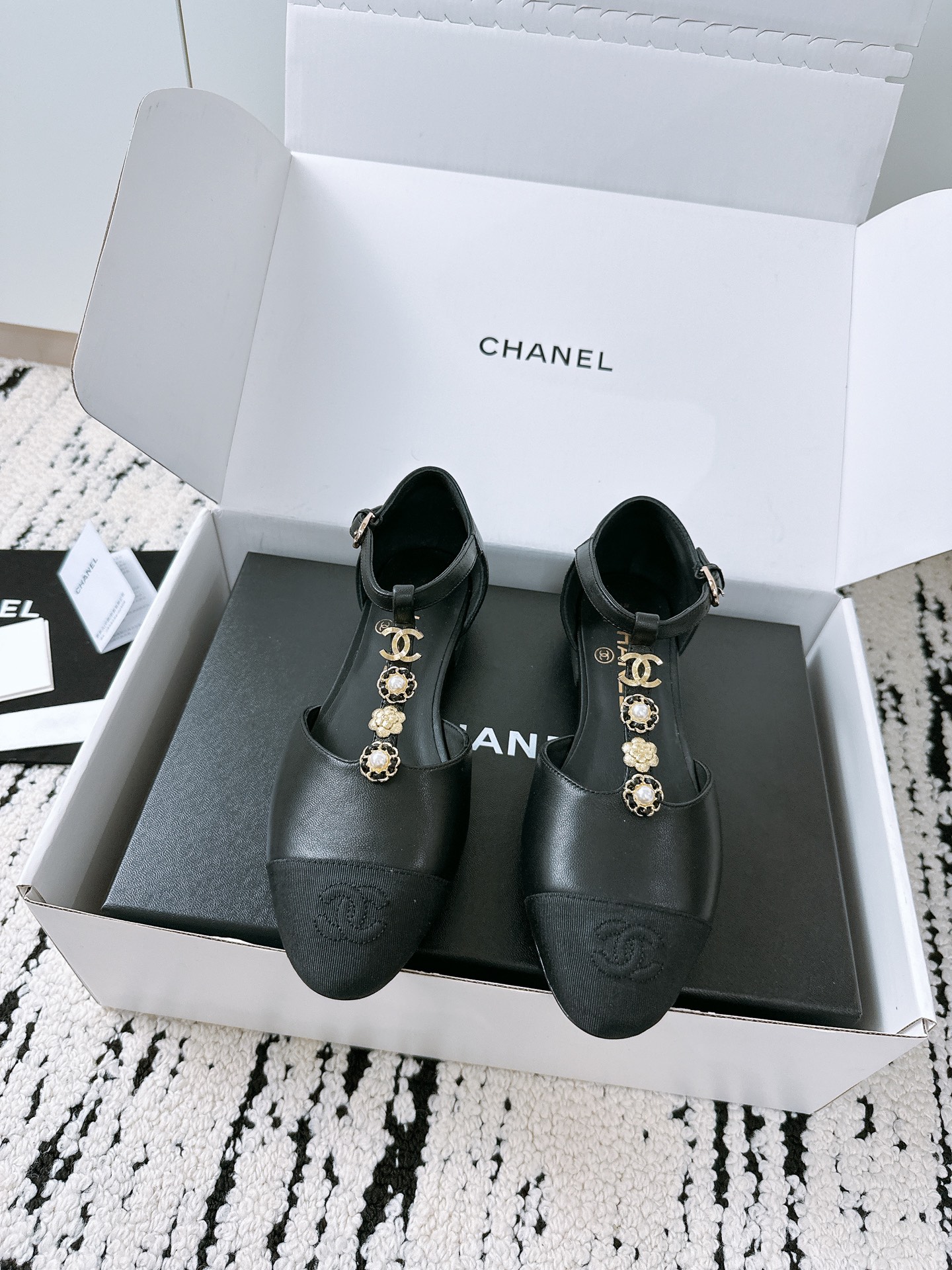 NO:256195,Purchasing grade Xiaoxiang 25/A Spring and Summer Mary Jane Pointed Camellia Counter Quality One of the must-have classics every year!  Latest design, more visible and taste ~ All materials are customized according to the original version!  Buy genuine products to develop. Universal and versatile artifact, summer beach, durable model. Fabric imported cowhide, soft and delicate texture, imported sheepskin inside, large soles, Italian thickened leather, size 35-40 (customized for 40, 41), Mary Jane, mary jane, cowhide, sheepskin, Leather soles19860909代购级 小香25/A春夏 玛丽珍 尖头山茶花 专柜品质 每年必入的经典款之一！最新设计 更加彰显和品味～所有材质都根据原版定制！购入正品开发.万能百搭神器,夏日沙滩,耐造款. 面料 进口牛皮,质感柔软细腻 内里进口羊皮 大底意大利加厚真皮大底 码数35-40（40、41定做）,玛丽珍,mary jane,cowhide,sheepskin,Leather soles,Women's Shoes