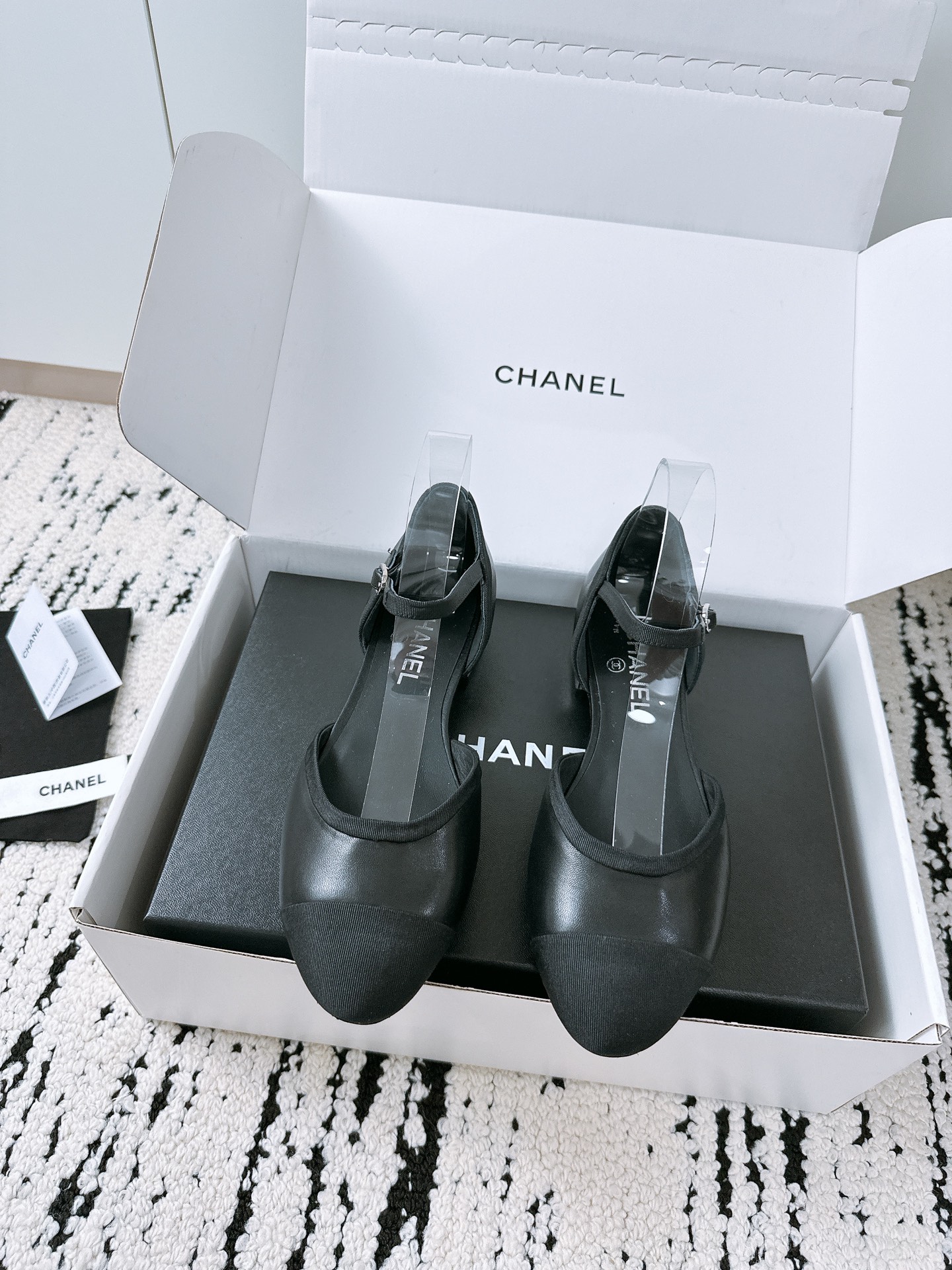 NO:256200,Purchase grade Xiaoxiang 25/A Spring and Summer Mary Zhen Houxiao Sandals Counter Quality One of the must-have classics you must buy every year!  Design More highlight and taste~ All materials are customized according to the original version!  Buy genuine products to develop. Universal and versatile artifact, summer beach, durable model. Fabric imported cowhide, soft and delicate texture, imported sheepskin inside, large soles, Italian thickened leather, size 35-40 (customized for 40, 41), Mary Jane, sandals, mary jane, cowhide, sheepskin, Leather soles19860909代购级 小香25/A春夏 玛丽珍 后空 凉鞋 专柜品质 每年必入的经典款之一！设计 更加彰显和品味～所有材质都根据原版定制！购入正品开发.万能百搭神器,夏日沙滩,耐造款. 面料 进口牛皮,质感柔软细腻 内里进口羊皮 大底意大利加厚真皮大底 码数35-40（40、41定做）,玛丽珍,sandals,mary jane,cowhide,sheepskin,Leather soles,Women's Shoes