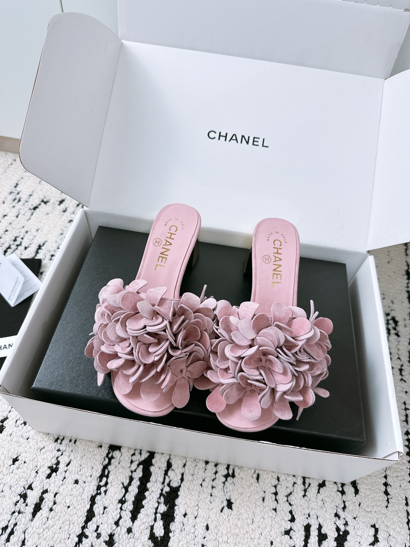 NO:256171,Purchase grade Xiaoxiang 25/A new spring and summer products, embroidered ball flat-soled thick-heeled slippers, so beautiful!  The beauty of the sky’s spiritual cap!  Comfortable and noble temperament. I really love it when I put my feet on it!  The fabric is made of original custom material. The inner foot pads are all sheepskin. Italian imported cowhide outsole. Heel high flat sole/5cm size35-39 (customized by 40/41), slippers, slippers, cowhide, sheepskin19860909代购级 小香25/A春夏新品 绣花球平底粗跟拖鞋 颜值太美了！直击天灵盖的美！ 舒适且显高贵气质 上脚我是真的爱了！ 面料采用原版定制材质 内里垫脚均为羊皮 意大利进口牛皮大底 跟高平底/5cm size35-39（40/41定制）,拖鞋,slippers,cowhide,sheepskin,Women's Shoes