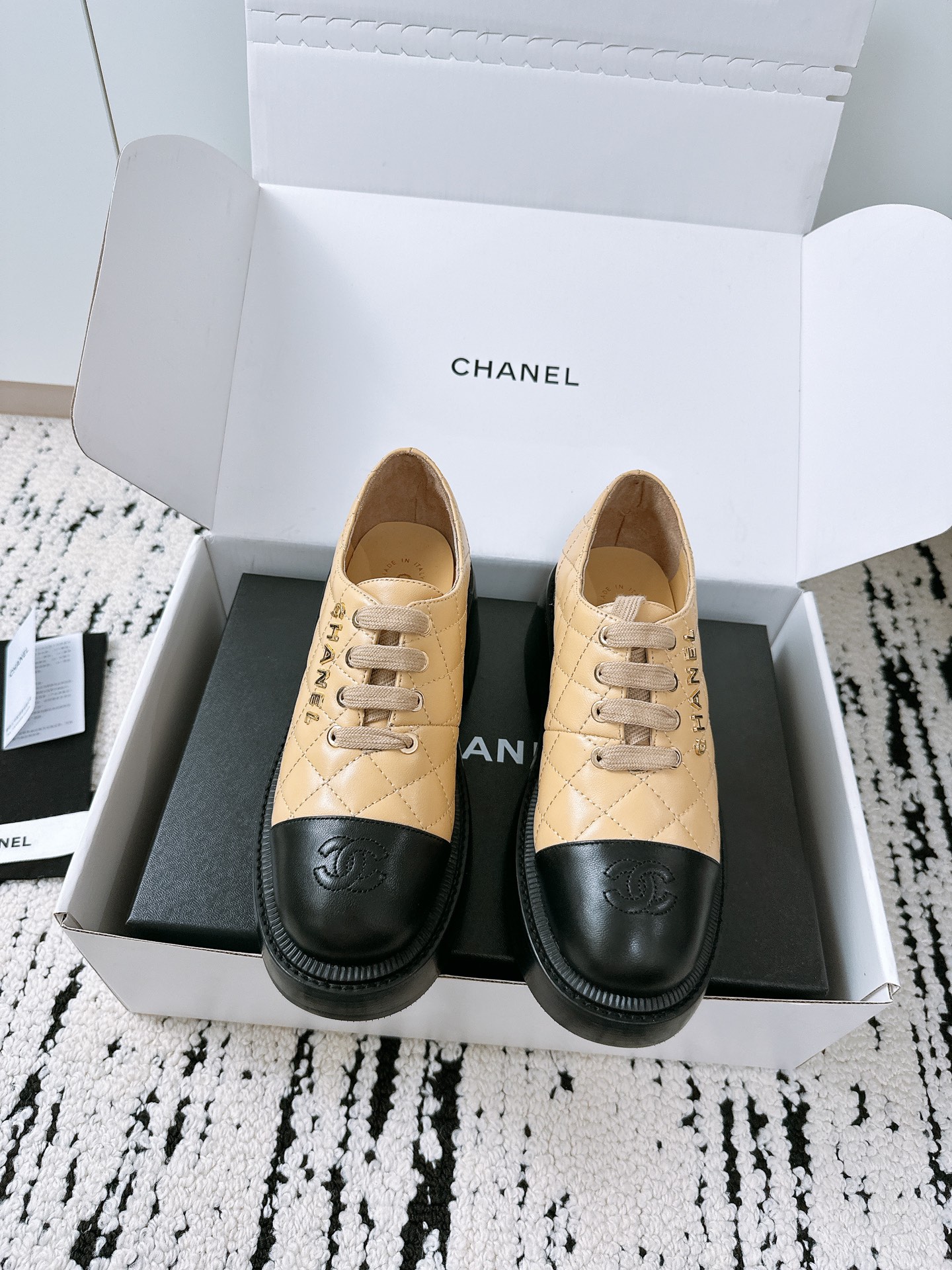 NO:256190,Purchase grade Xiaoxiang 24/A early autumn loafer single shoes, small leather shoes. The unique fragrance of Yuan Xiaosu Hongshu Internet celebrity blog recommends the invincible legs to make the wearer look thinner~ The original high-quality open mold three-dimensional buckle series has now been launched!  !  !  Lippi Sheep, the original large model, the entire online counter is comparable to the inspection level!  !  No reason to return and exchange!  Original outsole open mold tpu outsole, heel height 2.5cm, digital 35-41 (ordered 40-41) are all equipped with genuine Italian packaging, loafers, loafers19860909代购级 小香24/A早秋乐福单鞋,小皮鞋 小有独香的元小素红书网红博推主荐穿款上无敌腿显细～原版高品质开模立体饰扣 列系本现已登陆售发！！！ 里皮羊,原开版大模底,网全专柜对可比验货别级！！无由理退换货！ 大底原版开模tpu大底 跟高2.5cm , 数码35-41（40-41订） 均配有意大利正品包装,乐福鞋,loafers,Women's Shoes