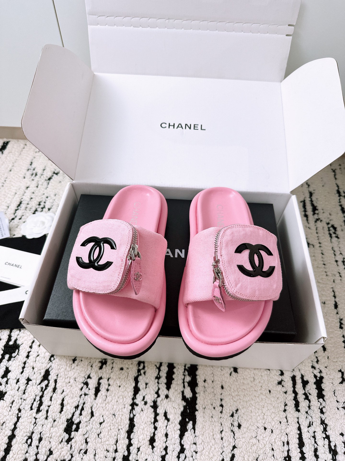 NO:256175,Purchase grade Xiaoxiang 25 new models, the latest model of counter wallet, upper cloth embossed printed embossed inner: goatskin lining, original open mold, anti-slip wear-resistant foam sole, size 35--43, slippers, slippers, wallets, sheepskin19860909代购级 小香 25新款 专柜最新款钱包拖 鞋面布面压花印花浮雕  内里: 山羊皮里 大底原版开模防滑耐磨发泡底  码数女35--43,拖鞋,slippers,wallets,sheepskin,Women's Shoes