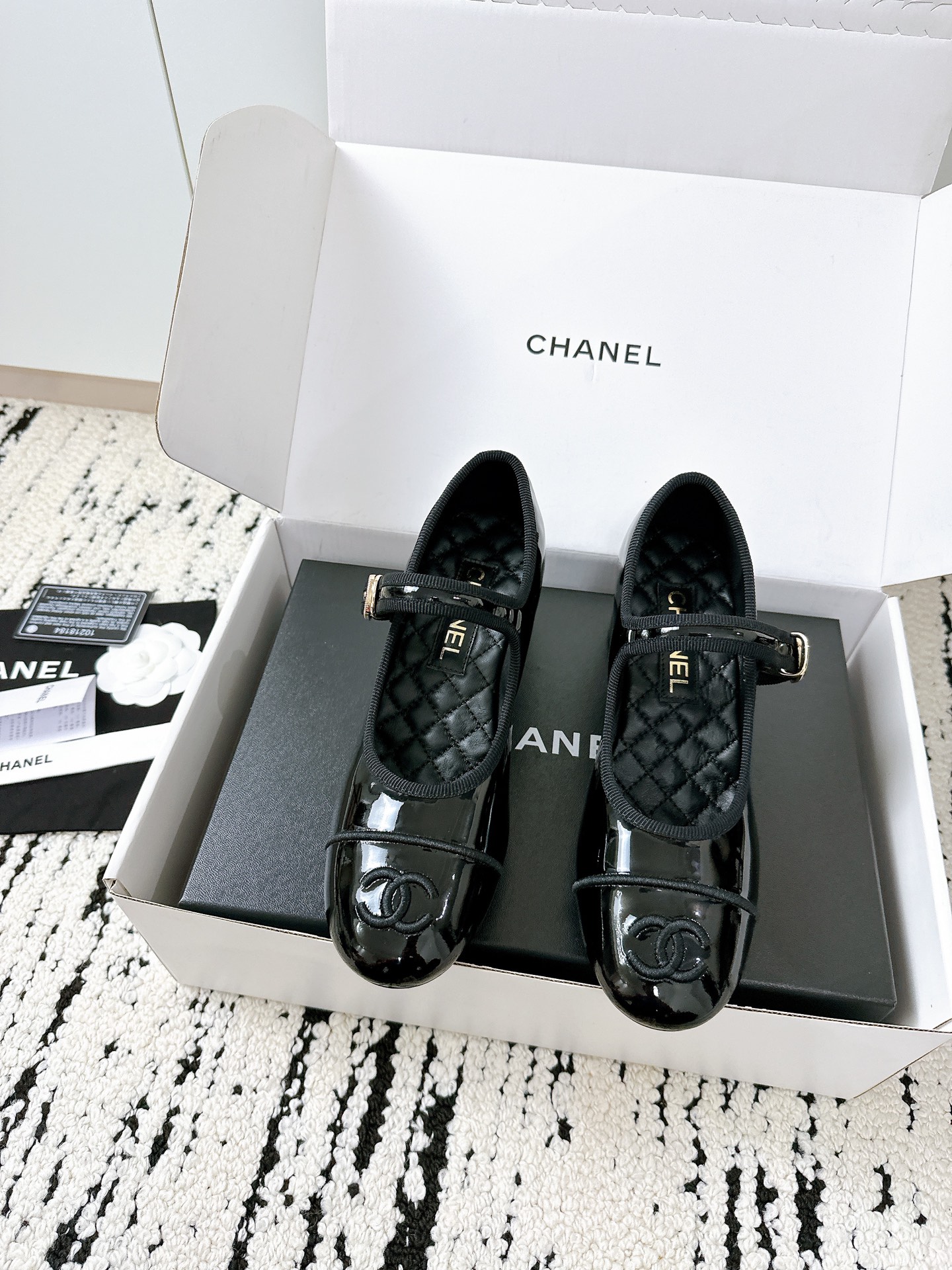 NO:384000,Purchase level Mary Zhen single shoes, flat ballet slippers, counter show style is absolutely handsome. The most popular style of this season, the texture is very soft and comfortable without stuttering. Classic logo electric embroidery flower matching, super versatile Fabric: imported cowhide/sheepskin material Inner: environmentally friendly imported sheepskin inner sole: original private film genuine leather outsole Size: 35-41 [40.41 Customized] Requires aircraft box for additional yuan, Mary Zhen, mary jane, cowhide, sheepskin, Leather soles19860909代购级别 玛丽珍单鞋 平底芭蕾便鞋 专柜走秀款绝对太帅了 这一季最热门的款式,质感非常柔软舒适不卡脚. 经典的logo电绣花朵搭配,超级百搭 面料:进口牛皮/羊皮材料 内里:环保进口羊皮内里 大底:原版私膜真皮大底 码数:35-41 [40.41定做] 需要飞机盒另元,玛丽珍,mary jane,cowhide,sheepskin,Leather soles,Women's Shoes