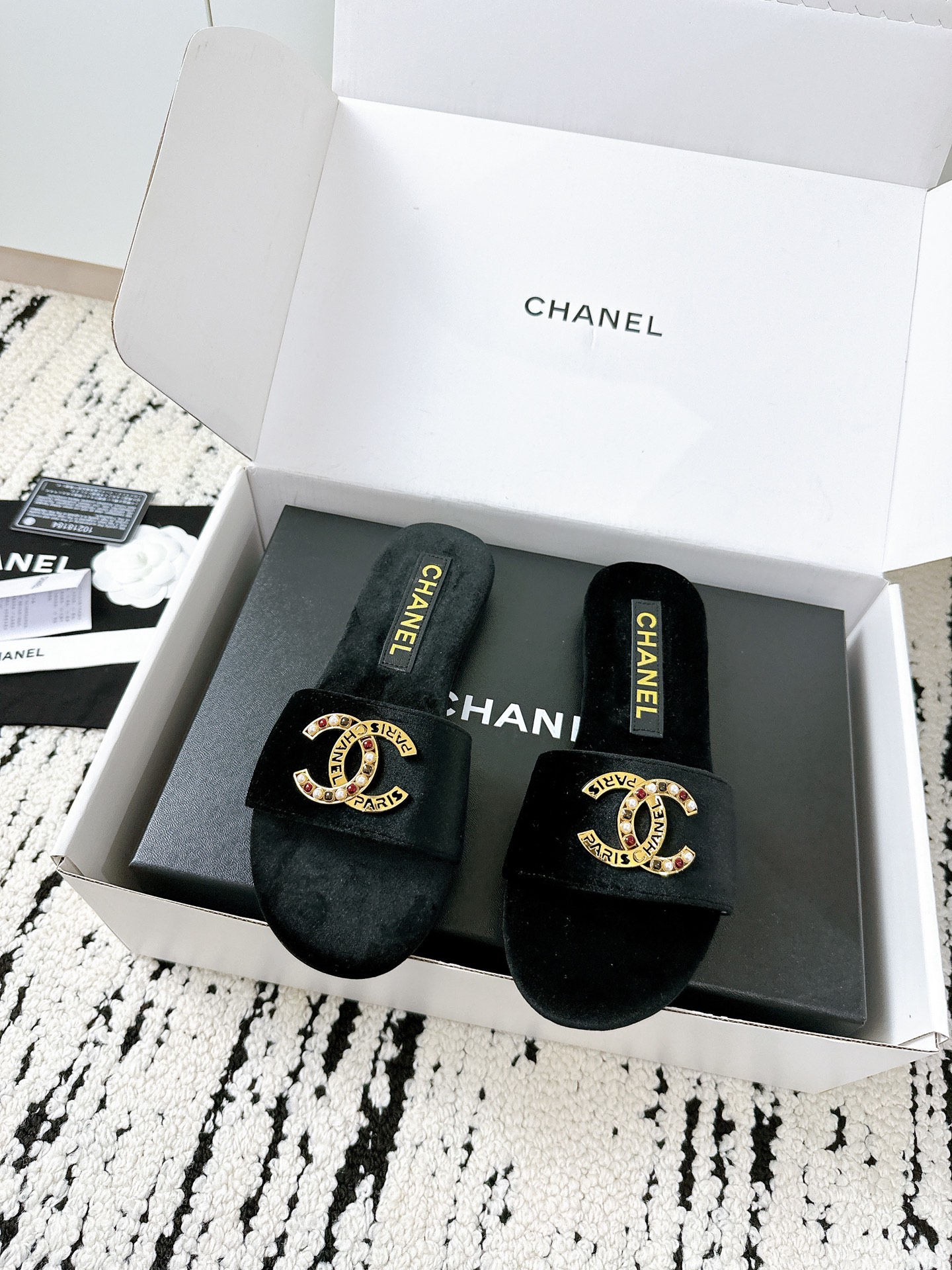 NO:240212,Purchase level Xiaoxiang 25/A new spring and summer products, slippers, so beautiful!  The beauty of the sky’s spiritual cap!  Comfortable and noble temperament. I really love it when I put my feet on it!  The fabric is made of original custom material. The inner foot pads are all sheepskin. Italian imported cowhide outsole. Heeled flat sole. Size35-39 (customized by 40/41), slippers, slippers, cowhide, sheepskin.19860909代购级 小香25/A春夏新品 拖鞋 颜值太美了！直击天灵盖的美！ 舒适且显高贵气质 上脚我是真的爱了！ 面料采用原版定制材质 内里垫脚均为羊皮 意大利进口牛皮大底 跟高平底 size35-39（40/41定制）,拖鞋,slippers,cowhide,sheepskin,Women's Shoes