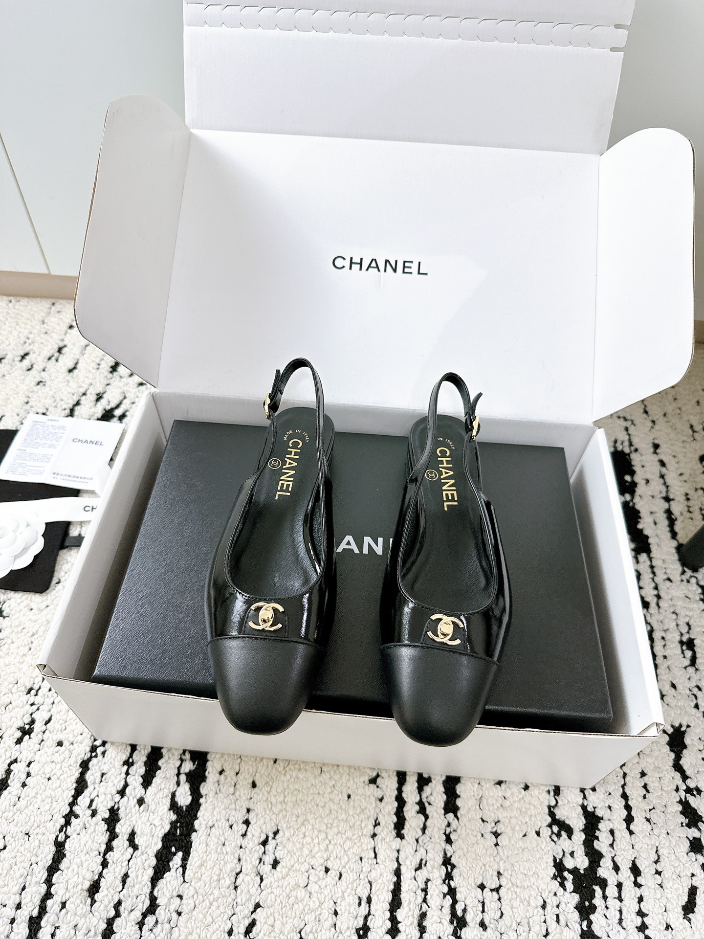 NO:246232,Top purchasing agent Mary Zhen shoes, flat rear empty sandals, counter show style is absolutely handsome. The most popular style of this season, the texture is very soft and comfortable without stuttering. Classic logo double C diamond buckle combination, super fashionable Fabric: imported cowhide material Inner: environmentally friendly imported sheepskin inner sole Outsole: original private film genuine leather outsole Size: 35-41 [40.41 Customized] Requires aircraft box for another yuan, Mary Zhen, sandals, mary jane, cowhide, sheepskin, Leather soles19860909顶级代购玛丽珍鞋 平底后空凉鞋 专柜走秀款绝对太帅了 这一季最热门的款式,质感非常柔软舒适不卡脚. 经典的logo双C钻扣搭配,超级时尚 面料:进口牛皮材料 内里:环保进口羊皮内里 大底:原版私膜真皮大底 码数:35-41 [40.41定做] 需要飞机盒另元,玛丽珍,sandals,mary jane,cowhide,sheepskin,Leather soles,Women's Shoes