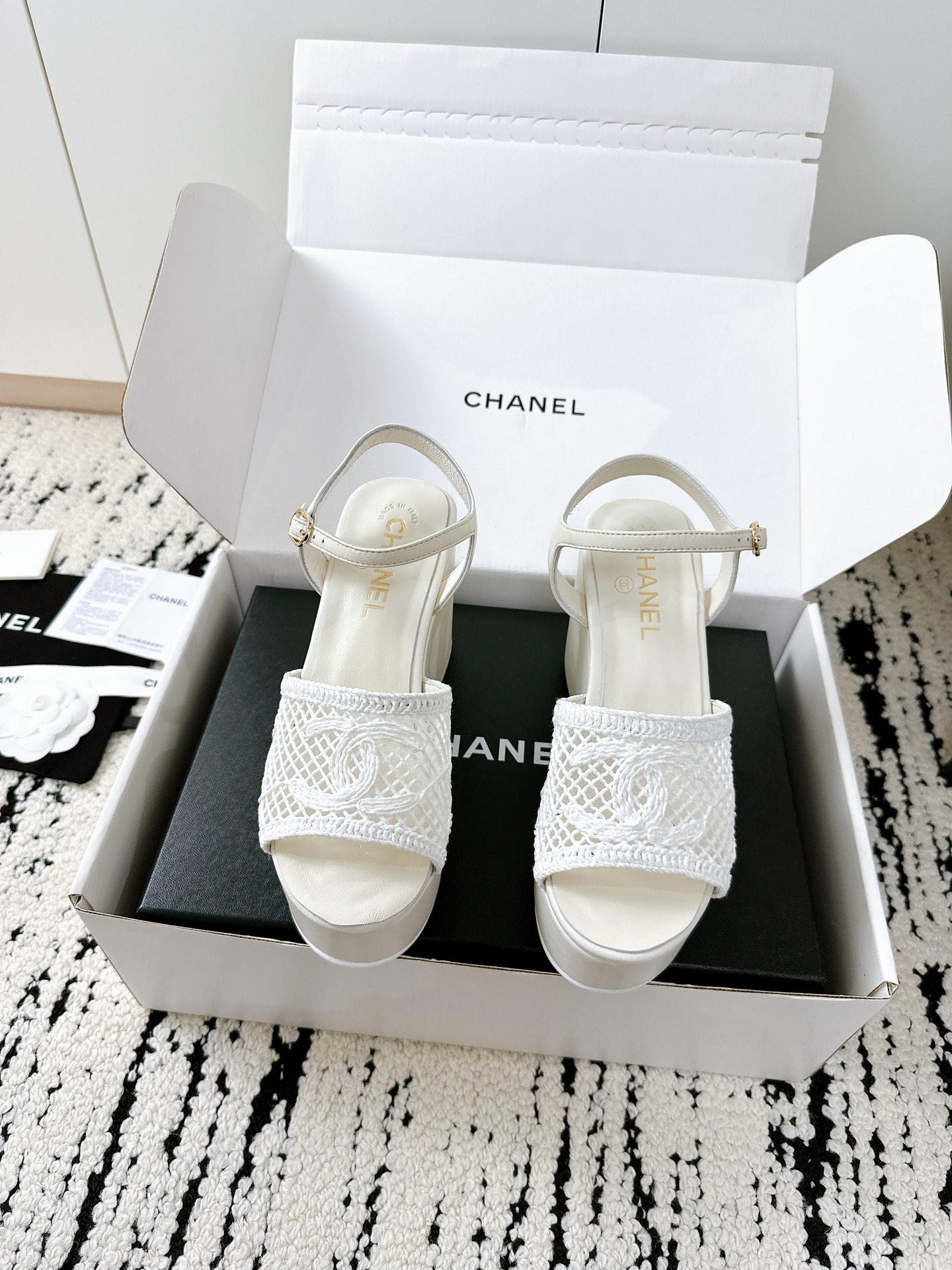 NO:240191,Purchase grade Xiaoxiang 25/A Spring and Summer Mesh Rhinestones Thick Sandals, Counter Quality, One of the must-have classics every year!  Latest designs make it more visible and tasteful ~ All materials are customized according to the original version!  Buy genuine products to develop. Universal and versatile artifact, summer beach, durable model. Fabric imported cowhide, imported sheepskin, outsole, Italian thickened leather outsole, size 35-40 (customized for 40, 41), sandals, sandals, cowhide, sheepskin, Leather soles19860909代购级 小香25/A春夏 网纱水钻厚凉鞋 专柜品质 每年必入的经典款之一！最新 设计 更加彰显和品味～所有材质都根据原版定制！购入正品开发.万能百搭神器,夏日沙滩,耐造款. 面料 进口牛皮 内里进口羊皮 大底意大利加厚真皮大底 码数35-40（40、41定做）,凉鞋,sandals,cowhide,sheepskin,Leather soles,Women's Shoes