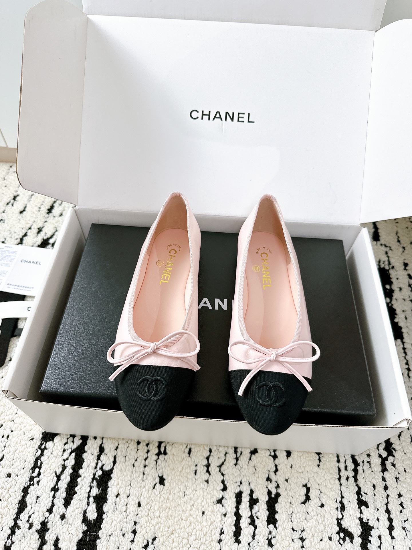 NO:240188,Purchase grade Xiaoxiang 25/A new spring and summer products single shoes, so beautiful!  The beauty of the sky’s spiritual cap!  Comfortable and noble temperament. I really love it when I put my feet on it!  The fabric is made of original custom material. The inner foot pads are all sheepskin. Italian imported cowhide outsole. Heeled flat sole. Size35-39 (customized by 40/41), single shoes, cowhide, sheepskin19860909代购级 小香25/A春夏新品 单鞋 颜值太美了！直击天灵盖的美！ 舒适且显高贵气质 上脚我是真的爱了！ 面料采用原版定制材质 内里垫脚均为羊皮 意大利进口牛皮大底 跟高平底 size35-39（40/41定制）,单鞋,cowhide,sheepskin,Women's Shoes