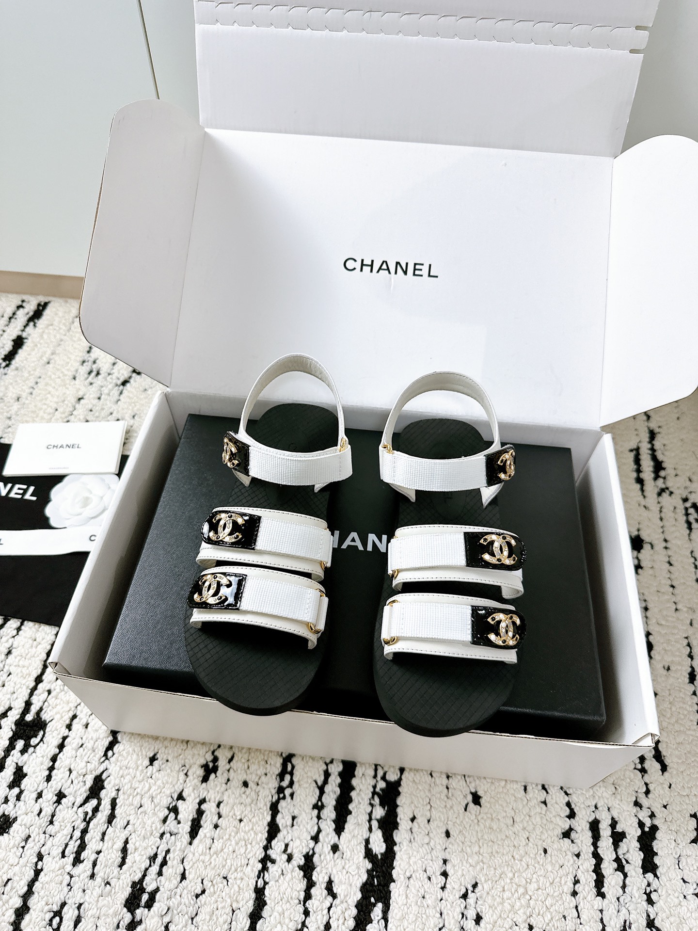 NO:261679,Purchase grade Xiaoxiang 25/A Spring and Summer Velcro sandals Counter quality One of the must-have classics every year!  Latest designs make it more visible and tasteful ~ All materials are customized according to the original version!  Purchase genuine products to develop. Universal and versatile artifact, summer beach, durable model. Fabric bottom, official version customization, size 35-40 (customized by 40, 41), sandals, sandals19860909代购级 小香25/A春夏 魔术贴凉鞋 专柜品质 每年必入的经典款之一！最新 设计 更加彰显和品味～所有材质都根据原版定制！购入正品开发.万能百搭神器,夏日沙滩,耐造款. 面料 底 官网对版定制 码数35-40（40、41定做）,凉鞋,sandals,Women's Shoes