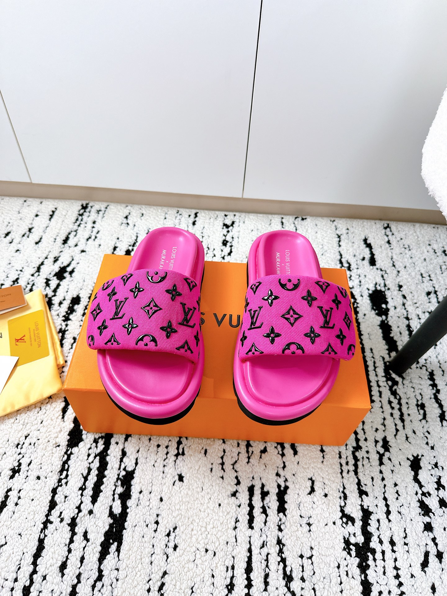 NO:261673,Purchasing grade LV25/A Spring and Summer Velcro slippers Counter quality One of the must-have classics every year!  Latest designs make it more visible and tasteful ~ All materials are customized according to the original version!  Purchase genuine products to develop. Universal and versatile artifact, summer beach, durable model. Fabric bottom, custom version customization on official website, code number 35-43 (40.41.42.43 customization), slippers, louis vuitton, slippers19860909代购级 LV25/A春夏 魔术贴拖鞋 专柜品质 每年必入的经典款之一！最新 设计 更加彰显和品味～所有材质都根据原版定制！购入正品开发.万能百搭神器,夏日沙滩,耐造款. 面料 底 官网对版定制 码数35-43（40.41.42.43定做）,拖鞋,louis vuitton,slippers,Women's Shoes