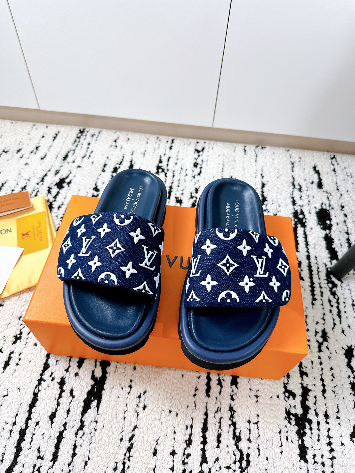 NO:261676,Purchasing grade LV25/A Spring and Summer Velcro slippers Counter quality One of the must-have classics every year!  Latest designs make it more visible and tasteful ~ All materials are customized according to the original version!  Purchase genuine products to develop. Universal and versatile artifact, summer beach, durable model. Fabric bottom, official version customization, size 35-45 (folk 40.41.42.43 customization, men 45 customization), slippers, louis vuitton, slippers19860909代购级 LV25/A春夏 魔术贴拖鞋 专柜品质 每年必入的经典款之一！最新 设计 更加彰显和品味～所有材质都根据原版定制！购入正品开发.万能百搭神器,夏日沙滩,耐造款. 面料 底 官网对版定制 码数35-45（女40.41.42.43定做.男45定做）,拖鞋,louis vuitton,slippers,Women's Shoes