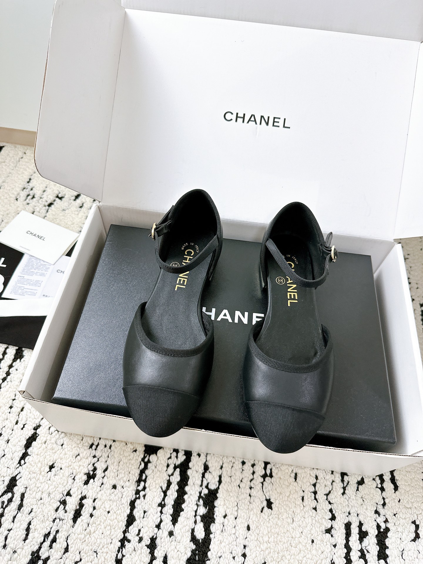 NO:246224,Top purchasing agent Mary Zhen shoes, flat rear empty sandals, counter show style is absolutely handsome. The most popular style of this season, the texture is very soft and comfortable without stuttering. Classic logo double C diamond buckle combination, super fashionable Fabric: imported cowhide material Inner: environmentally friendly imported sheepskin inner sole Outsole: original private film genuine leather outsole Size: 35-41 [40.41 Customized] Requires aircraft box for another yuan, Mary Zhen, sandals, mary jane, cowhide, sheepskin, Leather soles19860909顶级代购玛丽珍鞋 平底后空凉鞋 专柜走秀款绝对太帅了 这一季最热门的款式,质感非常柔软舒适不卡脚. 经典的logo双C钻扣搭配,超级时尚 面料:进口牛皮材料 内里:环保进口羊皮内里 大底:原版私膜真皮大底 码数:35-41 [40.41定做] 需要飞机盒另元,玛丽珍,sandals,mary jane,cowhide,sheepskin,Leather soles,Women's Shoes