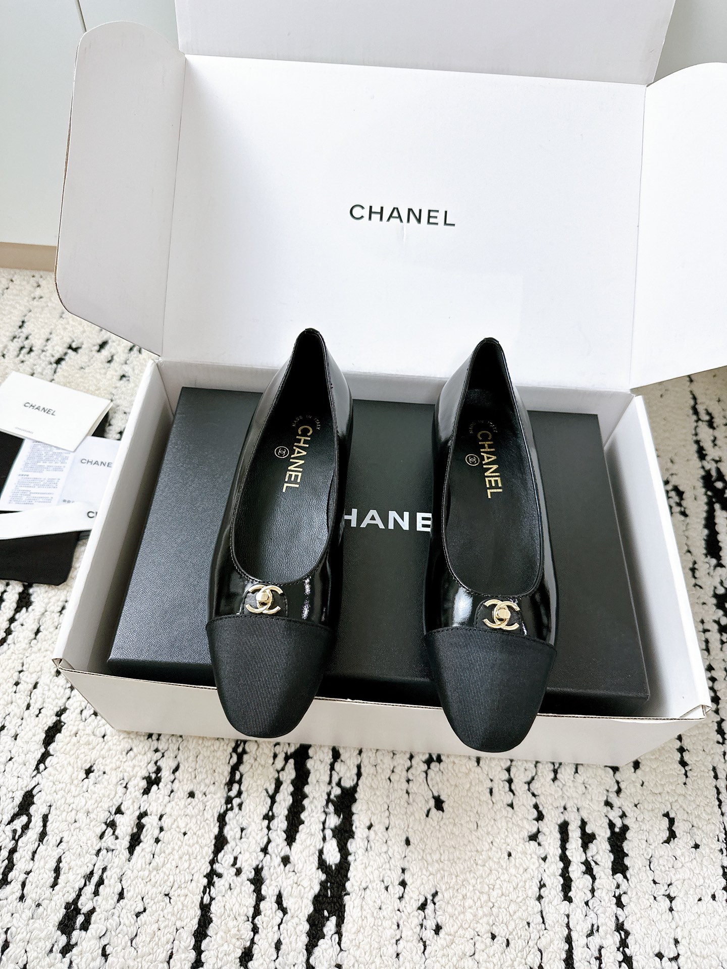 NO:246228,Top purchasing agent Mary Zhen shoes, flat single shoes, counter catwalk style is absolutely handsome. The most popular style of this season, the texture is very soft and comfortable without stuttering. Classic logo double C diamond buckle combination, super fashionable Fabric: imported cowhide material Inner: environmentally friendly imported sheepskin inner sole Outsole: original private film genuine leather outsole Size: 35-41 [40.41 Customized] Requires aircraft box for another yuan, Mary Zhen, mary jane, cowhide, sheepskin, Leather soles19860909顶级代购玛丽珍鞋 平底单鞋 专柜走秀款绝对太帅了 这一季最热门的款式,质感非常柔软舒适不卡脚. 经典的logo双C钻扣搭配,超级时尚 面料:进口牛皮材料 内里:环保进口羊皮内里 大底:原版私膜真皮大底 码数:35-41 [40.41定做] 需要飞机盒另元,玛丽珍,mary jane,cowhide,sheepskin,Leather soles,Women's Shoes