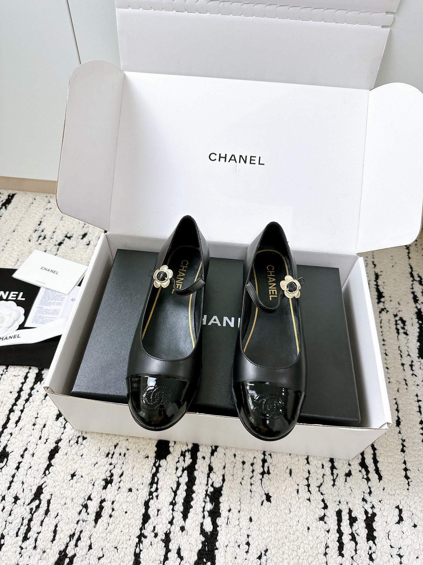 NO:246219,Top purchasing agent Mary Zhen shoes, flat single shoes, counter catwalk style is absolutely handsome. The most popular style of this season, the texture is very soft and comfortable without stuttering. Classic logo double C diamond buckle combination, super fashionable Fabric: imported cowhide material Inner: environmentally friendly imported sheepskin inner sole Outsole: original private film genuine leather outsole Size: 35-41 [40.41 Customized] Requires aircraft box for another yuan, Mary Zhen, mary jane, cowhide, sheepskin, Leather soles19860909顶级代购玛丽珍鞋 平底单鞋 专柜走秀款绝对太帅了 这一季最热门的款式,质感非常柔软舒适不卡脚. 经典的logo双C钻扣搭配,超级时尚 面料:进口牛皮材料 内里:环保进口羊皮内里 大底:原版私膜真皮大底 码数:35-41 [40.41定做] 需要飞机盒另元,玛丽珍,mary jane,cowhide,sheepskin,Leather soles,Women's Shoes