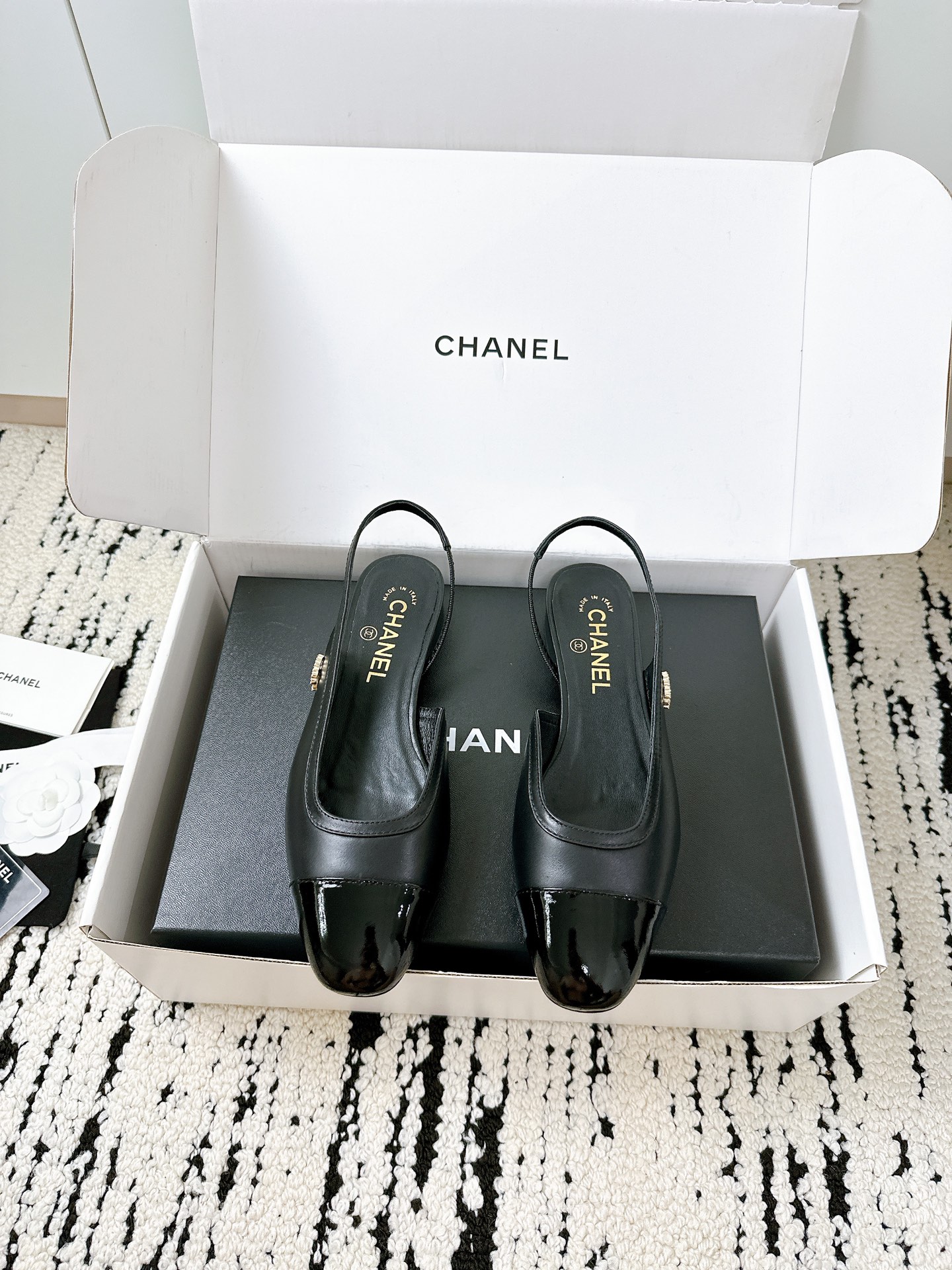 NO:383990,Top purchasing agent Mary Zhen shoes, flat rear empty sandals, counter show style is absolutely handsome. The most popular style of this season, the texture is very soft and comfortable without stuttering. Classic logo double C diamond buckle combination, super fashionable Fabric: imported cowhide material Inner: environmentally friendly imported sheepskin inner sole Outsole: original private film genuine leather outsole Size: 35-41 [40.41 Customized] Requires aircraft box, sandals, sandals, mary jane, cowhide, sheepskin, Leather soles19860909顶级代购玛丽珍鞋 平底后空凉鞋 专柜走秀款绝对太帅了 这一季最热门的款式,质感非常柔软舒适不卡脚. 经典的logo双C钻扣搭配,超级时尚 面料:进口牛皮材料 内里:环保进口羊皮内里 大底:原版私膜真皮大底 码数:35-41 [40.41定做] 需要飞机盒另元,凉鞋,sandals,mary jane,cowhide,sheepskin,Leather soles,Women's Shoes