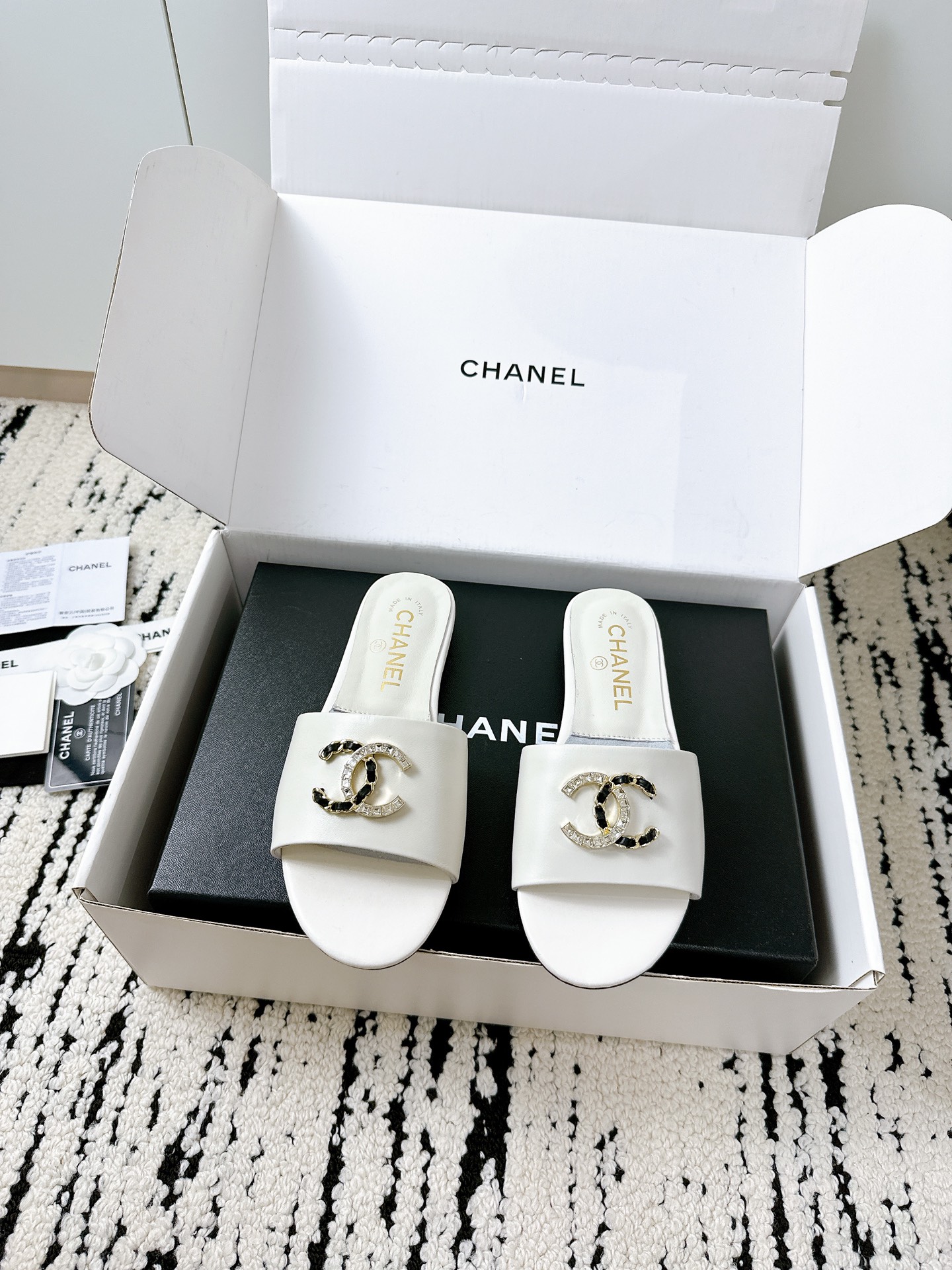 NO:387627,Purchase grade Xiaoxiang 25/A Spring and Summer Small Shoes Counter Quality One of the must-have classics every year!  Design More highlight and taste~ All materials are customized according to the original version!  Buy genuine products to develop. Universal and versatile artifact, summer beach, durable model. Fabric imported cowhide, soft and delicate texture, imported sheepskin inside, outsole, Italian thickened leather outsole, size 35-40 (customized for 40, 41), slippers, slippers, cowhide, sheepskin, Leather soles19860909代购级 小香25/A春夏 小单鞋 专柜品质 每年必入的经典款之一！设计 更加彰显和品味～所有材质都根据原版定制！购入正品开发.万能百搭神器,夏日沙滩,耐造款. 面料 进口牛皮,质感柔软细腻 内里进口羊皮 大底意大利加厚真皮大底 码数35-40（40、41定做）,拖鞋,slippers,cowhide,sheepskin,Leather soles,Women's Shoes