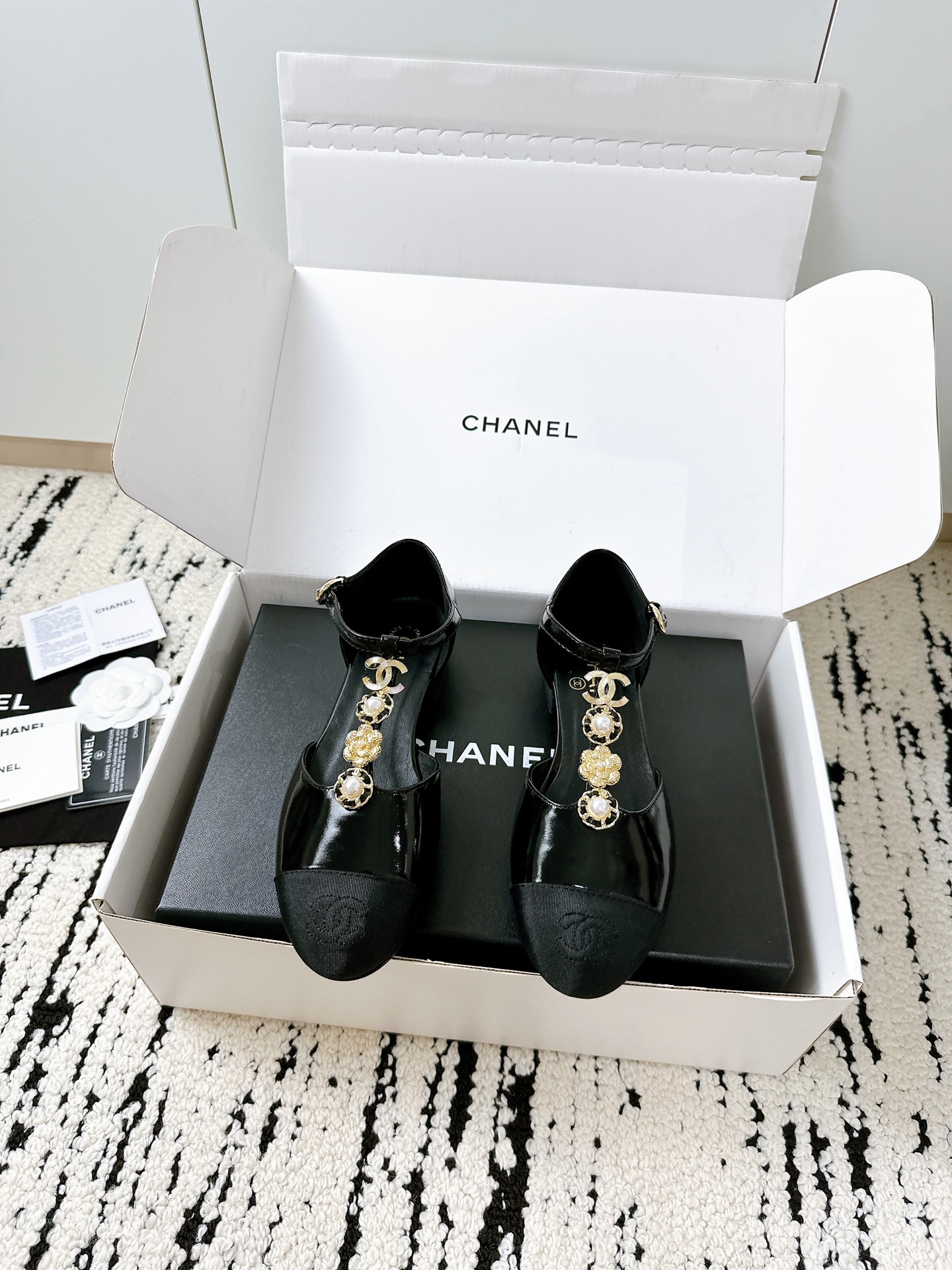 NO:387688,Purchasing grade Xiaoxiang 25/A Spring and Summer Mary Jane Pointed Camellia Counter Quality One of the must-have classics every year!  Latest design, more visible and taste ~ All materials are customized according to the original version!  Buy genuine products to develop. Universal and versatile artifact, summer beach, durable model. Fabric imported cowhide, soft and delicate texture, imported sheepskin inside, large soles, Italian thickened leather, size 35-40 (customized for 40, 41), Mary Jane, mary jane, cowhide, sheepskin, Leather soles19860909代购级 小香25/A春夏 玛丽珍 尖头山茶花 专柜品质 每年必入的经典款之一！最新设计 更加彰显和品味～所有材质都根据原版定制！购入正品开发.万能百搭神器,夏日沙滩,耐造款. 面料 进口牛皮,质感柔软细腻 内里进口羊皮 大底意大利加厚真皮大底 码数35-40（40、41定做）,玛丽珍,mary jane,cowhide,sheepskin,Leather soles,Women's Shoes