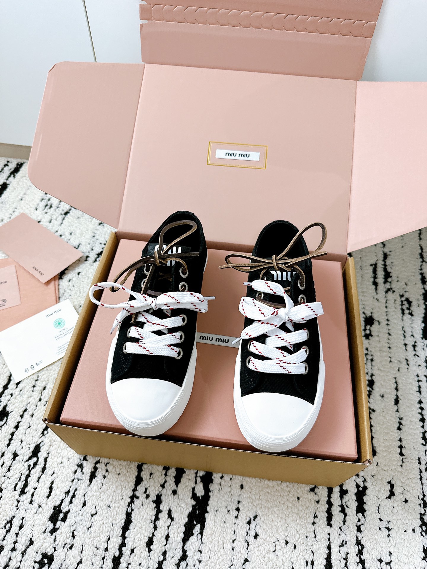 NO:387666,Purchasing grade, accessories buckle 20 new 25/A canvas sneakers, it makes sense that this pair of shoes is so popular. It’s really comfortable. It’s a shoe that coexists with comfort, beauty and versatility. It’s easy to walk 10,000 or 20,000 steps without any pressure. The original development last is delicate and stylish. It’s not afraid of wide feet. It won’t make your feet fat, and it looks good and comfortable!  It feels very light when worn!  Comfortable and breathable!  Super white, it's really perfect to make you feel explosive. The upper is soft and elastic sole is breathable. The sole is 4cm. Exclusive 1:1. Original customization [Different market currency]. Size 35-40 (40 customization), casual shoes/sports shoes, sneakers19860909代购级 配饰扣带20 新款25/A帆布运动鞋 这双鞋那么火是有道理 真心太舒服了 属于舒适与美貌与百搭并存的一款鞋 轻松暴走一两万步毫无压力 原版开发楦型 秀气有型 宽脚也不怕 不会显脚肥,上脚好看又舒适！穿起来脚感非常轻盈！舒适透气！超级显白 真的是绝搭到爆炸 鞋面软弹鞋底透气帆布 鞋底4cm 独家1:1 原版定制【区别市场通货】 码数35-40（40定制）,休闲鞋/运动鞋,sneakers,Women's Shoes