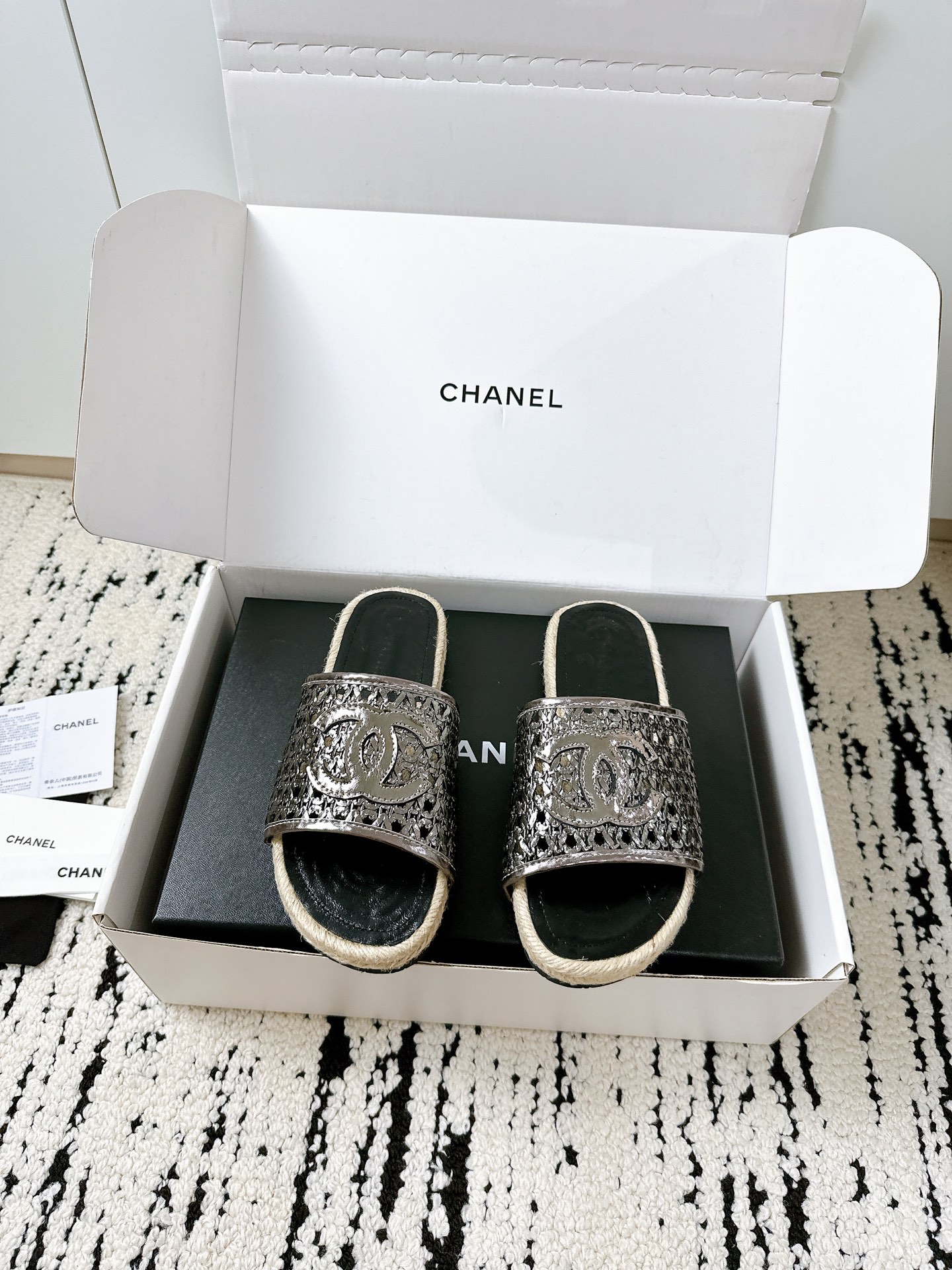 NO:387650,Purchase grade Xiaoxiang 25/A Spring and Summer Slippers Counter Quality One of the must-have classics every year!  Design More highlight and taste~ All materials are customized according to the original version!  Buy genuine products to develop. Universal and versatile artifact, summer beach, durable model. Fabric imported cowhide, soft and delicate texture, imported sheepskin inside, outsole, Italian thickened leather outsole, size 35-43 (customized for 40, 41.42.43), slippers, slippers, cowhide, sheepskin, Leather soles19860909代购级 小香25/A春夏 拖鞋 专柜品质 每年必入的经典款之一！设计 更加彰显和品味～所有材质都根据原版定制！购入正品开发.万能百搭神器,夏日沙滩,耐造款. 面料 进口牛皮,质感柔软细腻 内里进口羊皮 大底意大利加厚真皮大底 码数35-43（40、41.42.43定做）,拖鞋,slippers,cowhide,sheepskin,Leather soles,Women's Shoes