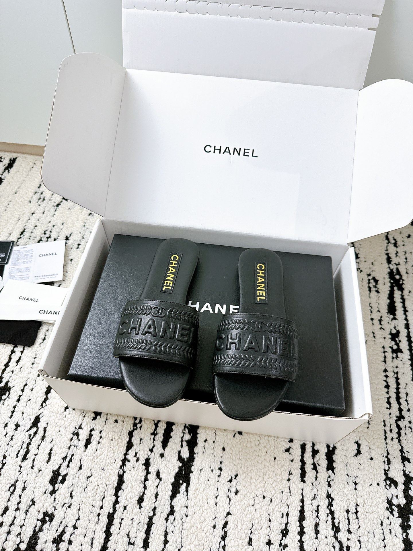 NO:383980,New slippers for purchasing agents, counter quality, one of the classic models that must be purchased every year, all materials are customized according to the original version!  Buy genuine products and develop, versatile and versatile artifact~ Summer beach, durable model, imported cowhide fabric, soft and delicate texture, comfortable and breathable sheepskin lining pad Italian original leather sole, size 35-41 [40.41 custom] Requires airplane box for another dollar., slippers, slippers, cowhide, sheepskin19860909代购级新款拖鞋 专柜品质 每年必入的经典款之一 所有材质都根据原版定制！ 购入正品开发,万能百搭神器~夏日沙滩 耐造款 面料进口牛皮 质感柔软细腻 舒适透气羊皮里垫 意大利原版真皮底 码数35-41 [40.41定做] 需要飞机盒另元.,拖鞋,slippers,cowhide,sheepskin,Women's Shoes