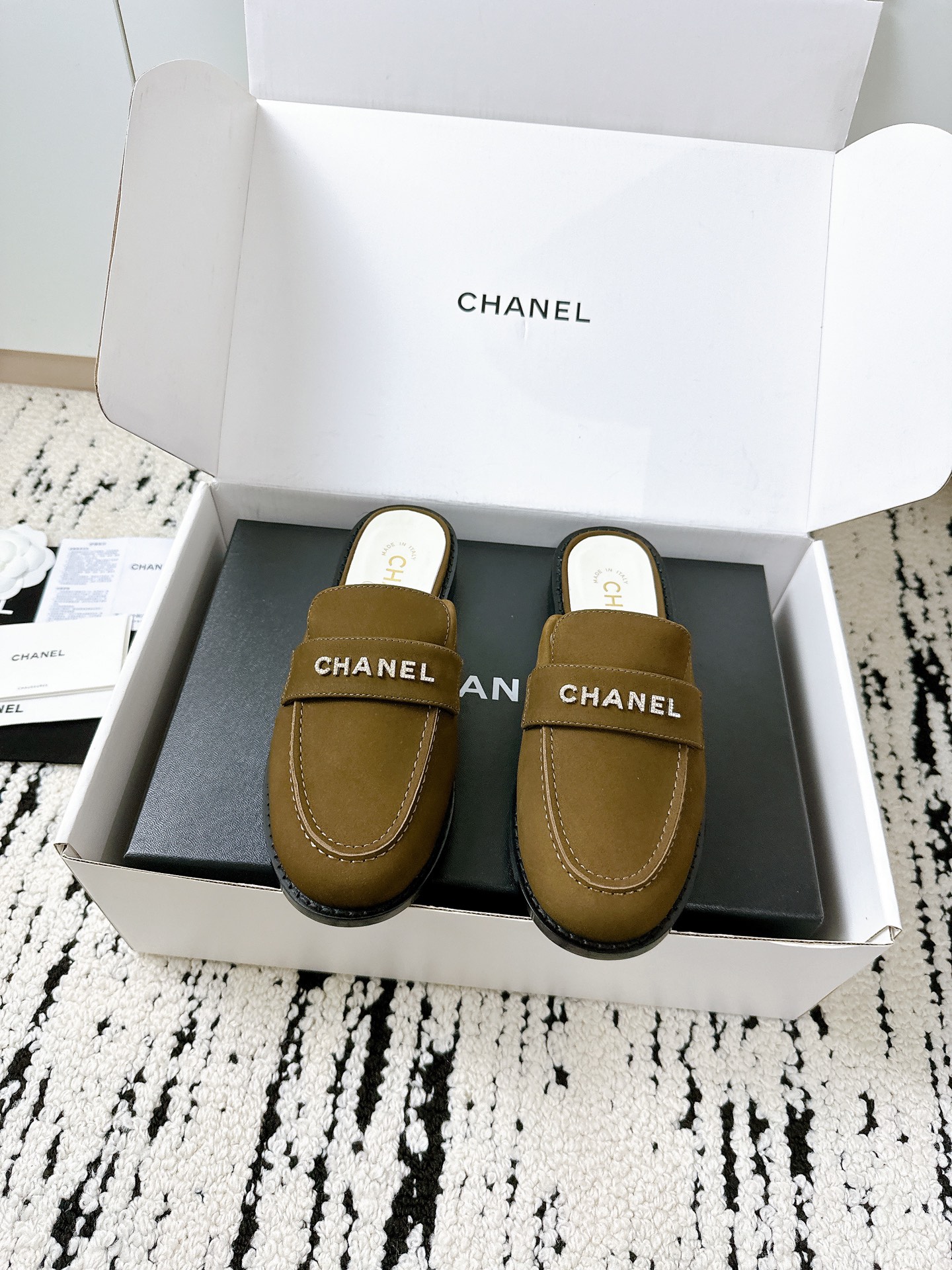 NO:384003,New versatile flat-heeled slippers, exclusive must-have hot products, goddess series, irresistible, heart-wrenching... Light luxury and fashionable, working, daily wear, not tired, use imported calfskin, inner foot pad, comfortable sheepskin, Italian original leather outsole, top 35-39 [40.41 custom] [Requires airplane box to be used], loafers semi-trailer, loafers, slippers, cowhide, sheepskin, Leather soles19860909新款百搭平跟拖鞋,独家必备爆款,女神系列 让人无法抗拒,心动ing…… 轻奢时髦 上班 日常穿搭不累脚 采用进口小牛皮材质 内里垫脚舒适羊皮 意大利原版真皮大底 顶级35-39 [40.41定做]【需要飞机盒另元】,乐福鞋半拖,loafers,slippers,cowhide,sheepskin,Leather soles,Women's Shoes