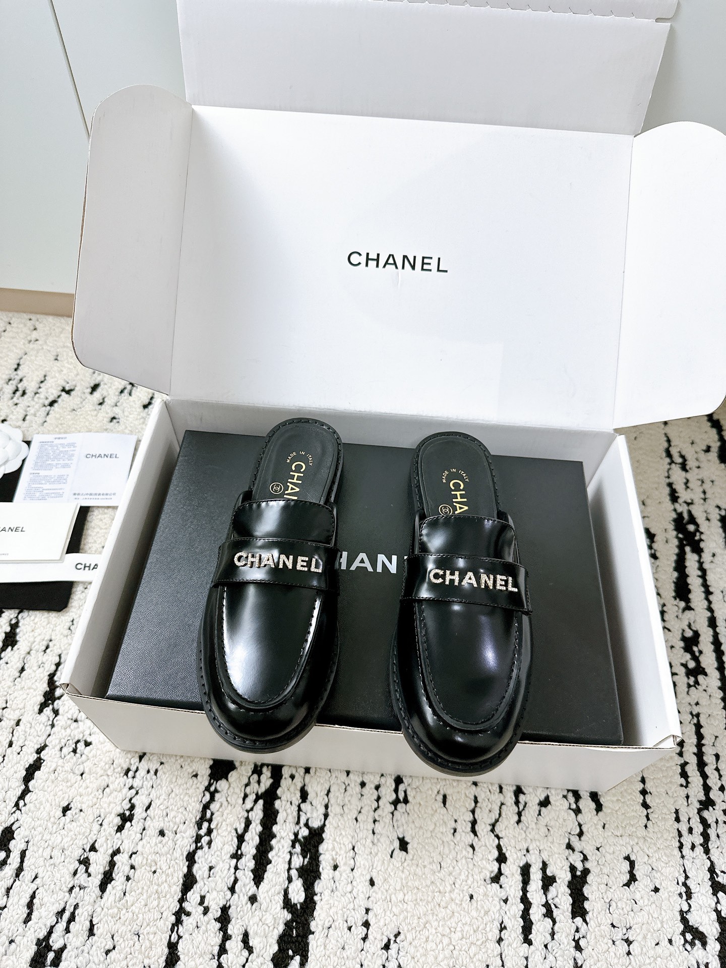 NO:387681,CHANEL 25/A Spring and Summer Slippers | The same style for the counter, the versatile summer artifact is here!   The classic Xiaoxiangtuo that is a must-have every year is more high-end this year!  The original material is customized 1:1, with full details developed from the authentic product, and the quality is absolutely online~ Whether it is a beach vacation or a daily walk, any step is lazy and fashionable!  It is durable and durable, and it is super quality when paired with a small skirt or jeans~ A must-have universal item in summer, so you can keep your eyes closed and don’t step on the thunder!   #CHANEL #Xiaoxiangfeng #Summer outfit #Slipper recommendation #Vertical artifact Fabric Imported cowhide, soft and delicate texture Imported sheepskin in the inner Outsole Italian thickened leather outsole Size 35-41, loafers semi-trailer, chanel, loafers, slippers, skirts, jeans, cowhide, sheepskin, Leather soles19860909CHANEL 25/A春夏拖鞋｜专柜同款 夏日百搭神器来啦！  每年必入的经典款小香拖今年设计更显高级感！原版材质1:1定制,细节满分从正品开发,品质绝对在线～  不管是海边度假还是日常出街,随便一踩都是慵懒时髦感！耐穿又耐看,搭配小裙子or牛仔裤都超有品～  夏日必备的万能单品,闭眼入不踩雷！  #CHANEL #小香风 #夏日穿搭 #拖鞋推荐 #百搭神器 面料 进口牛皮,质感柔软细腻 内里进口羊皮 大底意大利加厚真皮大底 码数35-41,乐福鞋半拖,chanel,loafers,slippers,skirts,jeans,cowhide,sheepskin,Leather soles,Women's Shoes