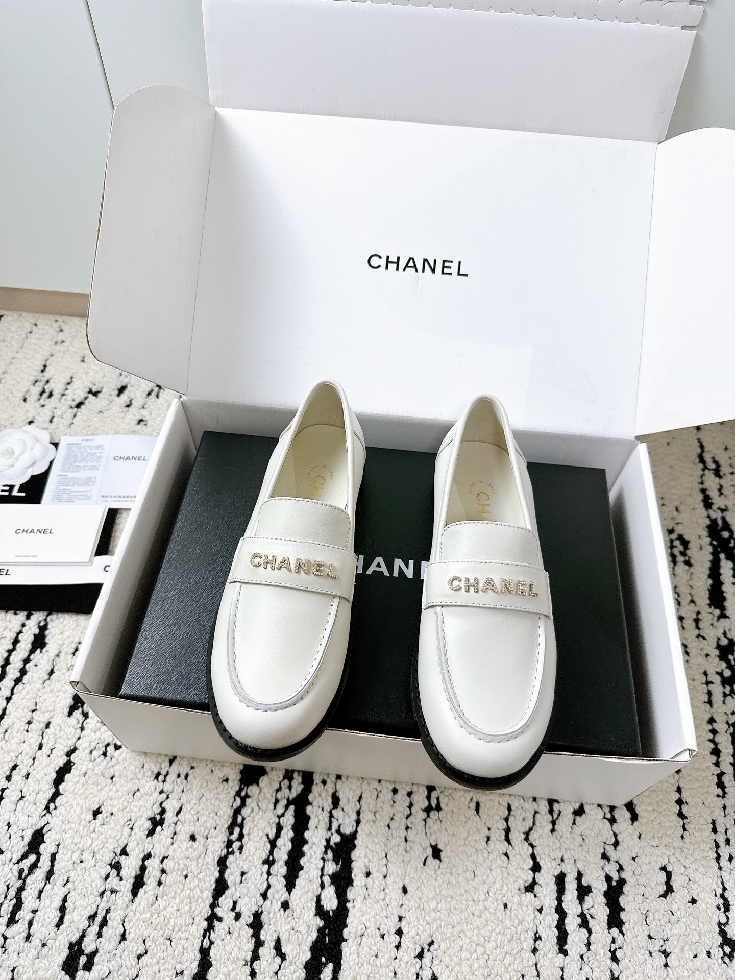 NO:387673,[Purchasing grade Chanel loafers] The same style in the counter, a classic that closes your eyes!   Chanel 25/A new spring and summer loafers are here!  A versatile artifact that must be stored every year, becomes expensive in seconds when you put it on your feet~ The design is simple and advanced, and all the details are restored to the original version 1:1. The materials and layout are all benchmarked against the authentic products of the counter, and the texture is full!   It looks good no matter how you match it!  It is lazy and casual with jeans, and a gentle and elegant dress. You can easily hold it when you go to the beach in summer. It is durable and durable, and you don’t have to walk. It is the real 'one pair of shoes to get all outfits', so you can improve your clothes with it!  The sisters are right~ #Chanel loafers #Little Fragrance #Vertical Artifact #High-end outfits Fabric Imported cowhide, soft and delicate texture Imported sheepskin in the inner Outsole Italian thickened leather outsole Size 35-41, Loafers semi-trailer, chanel, chanel, loafers, skirts, jeans, cowhide, sheepskin, Leather soles19860909【代购级香奈儿乐福鞋】专柜同款,闭眼入的经典！  Chanel 25/A春夏新款乐福鞋来啦！每年必囤的百搭神器,上脚秒变贵气小姐姐～设计简约又高级,所有细节1:1还原原版,材质、版型全部对标专柜正品开发,质感拉满！  怎么搭都好看！配牛仔裤慵懒随性,搭小裙子温柔气质,夏天去沙滩也能轻松hold住,耐穿又耐造,走路不累脚～  真正的“一双鞋搞定所有穿搭”,提升衣品就靠它！姐妹们冲就对了～  #香奈儿乐福鞋 #小香风 #百搭神器 #高级感穿搭 面料 进口牛皮,质感柔软细腻 内里进口羊皮 大底意大利加厚真皮大底 码数35-41,乐福鞋半拖,chanel,chanel,loafers,skirts,jeans,cowhide,sheepskin,Leather soles,Women's Shoes