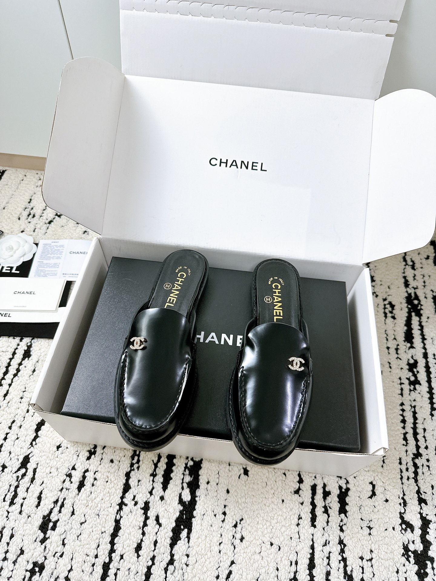 NO:387595,[Purchase-level quality!  Chanel25/A spring and summer bag-toe semi-slippers] The same craftsmanship for the counter, must-have classic style for the year, imported cowhide fabric + sheepskin lining, soft to cry, Italian thick leather sole, super comfortable to walk ~ Universal matching king!  Commuting and dating are both good. Must-have for beach outfits in summer. Durable and fashionable. 1:1 original model opening. Perfect reproduction of details. Size 35-41. All #Xiaoxiangfeng half-drag #Summer must-enter #Big brand flat substitute #Vertical artifact #Green leather sandals, semi-drag, chanel, sandals, slippers, cowhide, sheepskin, Leather soles19860909【代购级品质！Chanel25/A春夏包头半拖鞋】 专柜同款工艺 年度必入经典款 进口牛皮面料+羊皮内里 柔软到哭 意大利加厚真皮大底 走路超舒服～ 万能搭配王！通勤约会两不误 夏日沙滩穿搭必备 耐穿又时髦 1:1原版开模 细节完美复刻 尺码35-41全 #小香风半拖 #夏日必入 #大牌平替 #百搭神器 #真皮凉鞋,半拖,chanel,sandals,slippers,cowhide,sheepskin,Leather soles,Women's Shoes