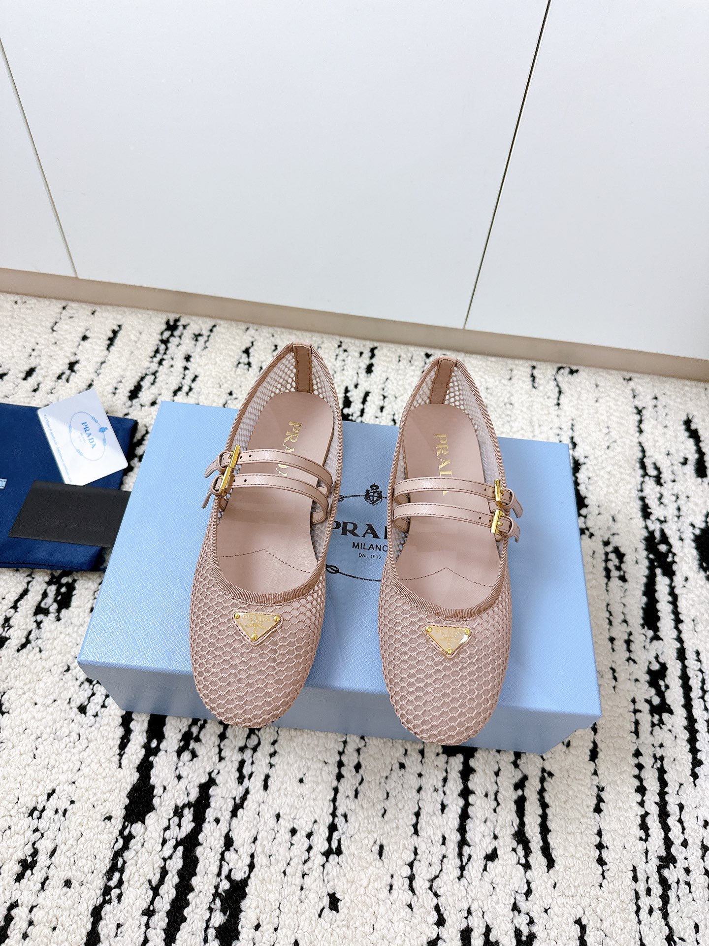 NO:387656,[Prada 2025 Spring and Summer New Mesh Shoes | Purchasing Level] ** Light as if nothing is available, so fashionable that it is foul!  ** Imported mesh material, it feels like stepping on a cloud, light and breathable!  There are many high-saturation bright colors available, whether it is sweet and spicy style or minimalist control, you can find your own color!   **Prada Classic Triangle Mark** + Retro Beach Shoes Silhouette, High-end feel is directly full!  Every detail says 'I am a fashionable guy', and it is very stylish when paired with skirts or jeans~ **Sizes all #35-41**, so it's sought after!   Click on me to get the same style as the celebrity and be the most beautiful baby in the circle of friends!   #Prada new style #luxury shopping agency #must-in-app purchase of shoes in spring and summer, ballet shoes, prada, skirts, jeans19860909【Prada 2025春夏新款网面鞋｜代购级】  **轻若无物,时髦到犯规！**  进口网面材质,上脚就像踩在云朵上,轻盈又透气！超多高饱和亮色可选,无论是甜辣风还是极简控,都能找到你的本命色！  **Prada经典三角标** +复古沙滩鞋廓形,高级感直接拉满！每个细节都写着“我是时髦精”,搭配裙子or牛仔裤都超有范儿～  **尺码全#35-41**,抢手款手慢无！  戳我get明星同款,做朋友圈最靓的崽！  #Prada新款 #奢侈品代购 #春夏必入鞋款,芭蕾舞鞋,prada,skirts,jeans,Women's Shoes
