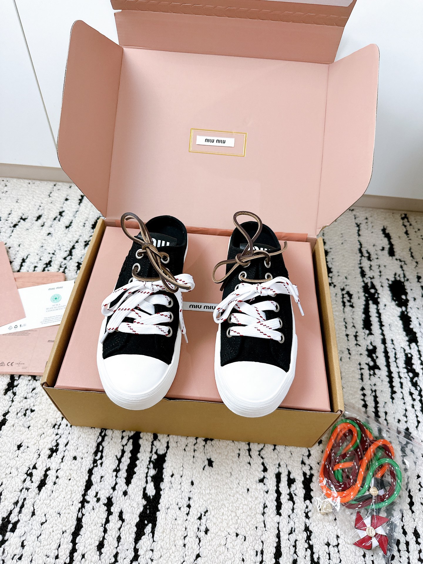 NO:387648,[Chanel 25/A canvas shoes | genuine purchases | run wild and don’t get tired of your feet] **The king of stocks on the entire network!  So comfortable that I don't want to take it off!  ** It’s not unreasonable that these shoes can become popular!  **Comfort + Beauty + Versatile** Trinity, 20,000 steps to go shopping and walk like stepping on cotton, you deserve the happiness of Chanel!   **Original last** It looks delicate and slim, and sisters with wide feet can also wear it with a slender look!   **Light and breathable** No stuffy feet, creamy white makes your legs look long, and you can feel high-end with skirts and jeans~ You can keep your own and give gifts and give them all, and you can't help but have a slow hand!   Poke me get the same style as the celebrity, be a walking Chanel girl!   #Chanel sports shoes #Xiaoxiangfeng #Vertical shoes, soft and elastic sole, breathable canvas, sole 4cm, exclusive 1:1 Original customization [Different market currency] Size 35-40 (40 customization), casual shoes/sports shoes, chanel, chanel, sneakers, skirts, jeans19860909【Chanel 25/A帆布鞋｜代购级正品｜暴走不累脚】  **全网断货王！舒服到不想脱！**  这双鞋能火出圈不是没道理！ **舒适+美貌+百搭** 三位一体,逛街暴走2W步都像踩棉花, Chanel的快乐你值得拥有！  **原版楦型** 秀气显瘦,宽脚姐妹也能穿出纤细感！  **轻盈透气** 不闷脚,奶油白巨显腿长,搭配裙子、牛仔裤都高级感拉满～  自留&送礼都是王炸选择,手慢无！  戳我get明星同款,做行走的香奈儿女孩！  #Chanel运动鞋 #小香风 #百搭神鞋 鞋面软弹鞋底透气帆布 鞋底4cm 独家1:1 原版定制【区别市场通货】 码数35-40（40定制）,休闲鞋/运动鞋,chanel,chanel,sneakers,skirts,jeans,Women's Shoes