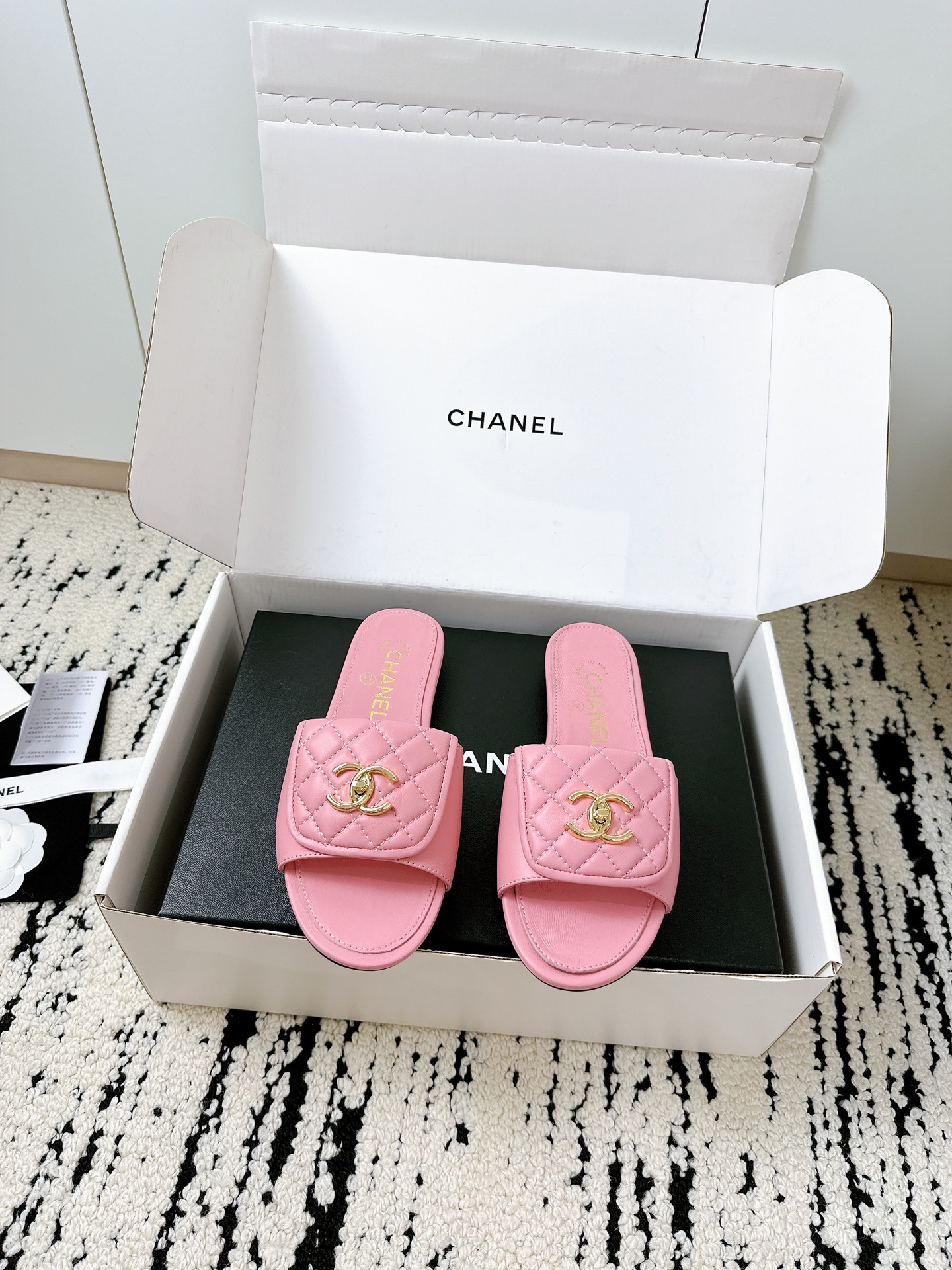 NO:387625,【CHANEL 25/A new style｜Purchasing grade diamond slippers】 **Little fragrance style replacement?  No!  This is the original customization!  ** The elegant sandals that must be eaten in spring and summer can be turned into Chanel on earth in seconds!  High-end diamond pattern + classic school bag buckle design, a casual shot is full of the atmosphere of the celebrity **Detail control ecstasy** Customized woven upper + silk sheepskin inner lining, so soft that it looks like cotton. Italian imported leather sole, with a luxurious buff when walking. Full set of packaging with identity card, full ritual feeling **Size 34-42** Wide feet friendly. Now you can order now and get a dust bag!  Wear it and go to the supermarket to show off your show temperament~ #Chanel slippers #Little Fragrance #Luxury Shopping Agency, Slippers, Chanel, Chanel, Slippers, Sheepskin, Leather soles19860909【CHANEL 25/A新款｜代购级菱格拖鞋】  **小香风平替？不！这是原版定制！**  春夏必入的优雅凉拖,上脚秒变人间香奈儿！高级菱格纹+经典书包扣设计,随手一拍都是名媛氛围感  **细节控狂喜**  定制编织鞋面+丝绸羊皮内里,柔软到像踩棉花  意大利进口真皮大底,走路自带贵气buff  全套包装带身份卡,仪式感拉满  **尺码34-42** 宽脚友好  现在下单还送防尘袋！穿上它,逛超市都能走出秀场气质～  #香奈儿拖鞋 #小香风 #奢侈品代购,拖鞋,chanel,chanel,slippers,sheepskin,Leather soles,Women's Shoes