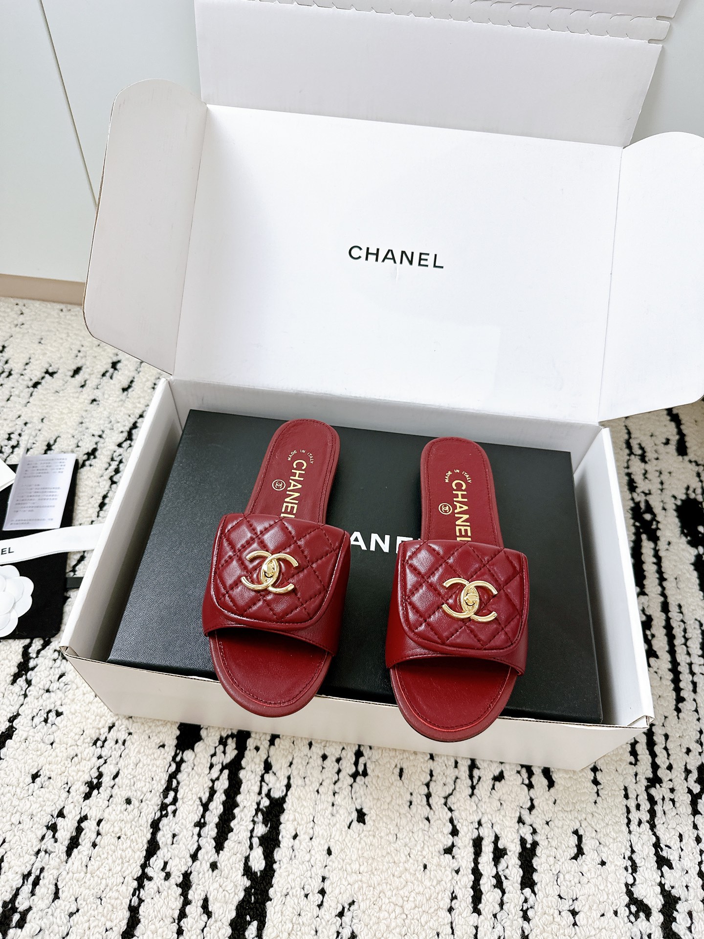 NO:387632,Purchase grade Xiaoxiang 25/A new style diamond-shaped schoolbag buckle flat slippers Spring and summer must-have sandals series Super beautiful and elegant original custom made material upper The inner foot pad is silk sheepskin Italy imported genuine leather sole Full set of packaging size: 34-42, slippers, slippers, sheepskin, Leather soles19860909代购级 小香25/A新款 菱格书包扣平底拖鞋   春 夏天必入的凉拖系列 上脚超级美丽优雅 原版定制编制 材质鞋面 内里垫脚是丝绸羊皮 意大利进口真皮大底 全套包装 size:34-42,拖鞋,slippers,sheepskin,Leather soles,Women's Shoes