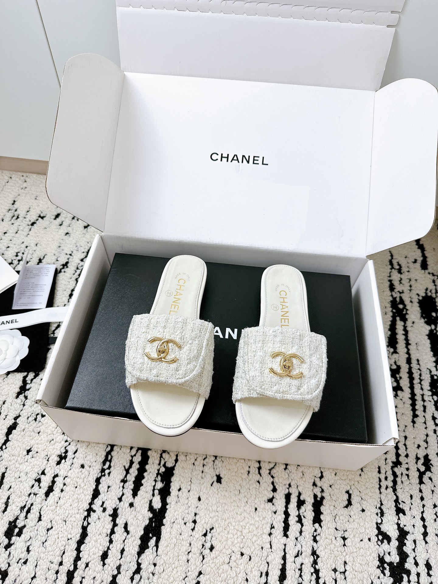 NO:387640,【CHANEL 25/A new style｜Purchasing grade diamond slippers】 **Little fragrance style replacement?  No!  This is the original customization!  ** The elegant sandals that must be eaten in spring and summer can be turned into Chanel on earth in seconds!  High-end diamond pattern + classic school bag buckle design, a casual shot is full of the atmosphere of the celebrity **Detail control ecstasy** Customized woven upper + silk sheepskin inner lining, so soft that it looks like cotton. Italian imported leather sole, with a luxurious buff when walking. Full set of packaging with identity card, full ritual feeling **Size 34-42** Wide feet friendly. Now you can order now and get a dust bag!  Wear it and go to the supermarket to show off your show temperament~ #Chanel slippers #Little Fragrance #Luxury Shopping Agency, Slippers, Chanel, Chanel, Slippers, Sheepskin, Leather soles19860909【CHANEL 25/A新款｜代购级菱格拖鞋】  **小香风平替？不！这是原版定制！**  春夏必入的优雅凉拖,上脚秒变人间香奈儿！高级菱格纹+经典书包扣设计,随手一拍都是名媛氛围感  **细节控狂喜**  定制编织鞋面+丝绸羊皮内里,柔软到像踩棉花  意大利进口真皮大底,走路自带贵气buff  全套包装带身份卡,仪式感拉满  **尺码34-42** 宽脚友好  现在下单还送防尘袋！穿上它,逛超市都能走出秀场气质～  #香奈儿拖鞋 #小香风 #奢侈品代购,拖鞋,chanel,chanel,slippers,sheepskin,Leather soles,Women's Shoes