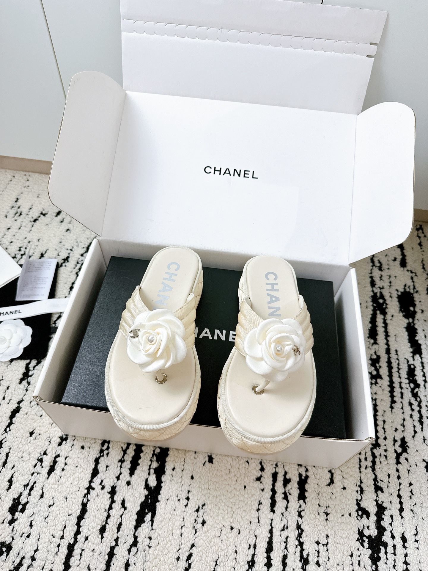 NO:387619,[Chanel 25/A Classic Double Thick Sole C-Clamp Sandals] A must-have for vacation style!   The high-end ins internet celebrity model, which instantly turns into long legs!  The thick-soled design not only makes you look taller but also super comfortable. You can easily hold it on every day when you go out or travel and vacation~ Customized denim + sheepskin fabric, full sheepskin footbed inside, soft and not grinding!  The original mold-opening anti-slip large bottom, walking steadily~ Size 35-39 (customizable 40/42), the fairies are just right!   #Chanel Sandals #Thick-soled Sandals #Vacation outfit #High-end style outfit, split-toe shoes, chanel, sandals, sheepskin19860909【香奈儿25/A经典双厚底C夹脚凉鞋】度假风必备！  高级感爆棚的ins网红款,上脚秒变大长腿♀！厚底设计不仅显高还超舒适,日常出街or旅行度假都能轻松hold住～  定制牛仔布+羊皮面料,内里全羊皮垫脚,柔软不磨jio！原版开模防滑大底,走路稳稳哒～  尺码35-39（40/42可定制）,仙女们冲就对了！  #香奈儿凉鞋 #厚底凉鞋 #度假穿搭 #显高神器 #高级感穿搭,分趾鞋,chanel,sandals,sheepskin,Women's Shoes