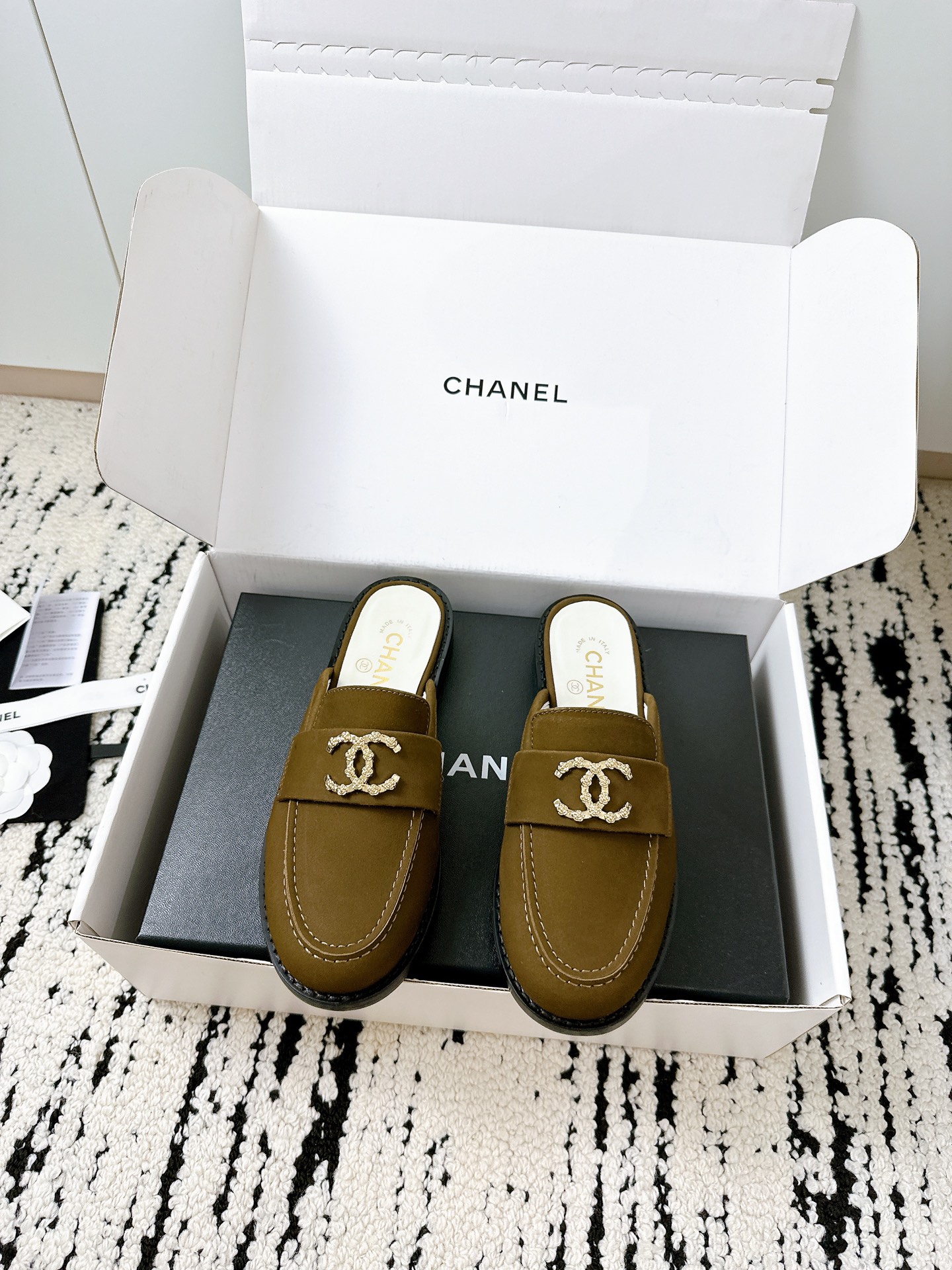 NO:384014,New versatile flat-heeled loafers, exclusive must-have hot products, goddess series, irresistible, heart-wrenching... Light luxury and fashionable, working, daily wear, not tired, use imported calfskin, inner foot pad, comfortable sheepskin, Italian original leather outsole, top 35-39 [40.41 custom] [Requires airplane box to be another dollar], loafers semi-trailer, loafers, cowhide, sheepskin, Leather soles19860909新款百搭平跟乐福鞋,独家必备爆款,女神系列 让人无法抗拒,心动ing…… 轻奢时髦 上班 日常穿搭不累脚 采用进口小牛皮材质 内里垫脚舒适羊皮 意大利原版真皮大底 顶级35-39 [40.41定做]【需要飞机盒另元】,乐福鞋半拖,loafers,cowhide,sheepskin,Leather soles,Women's Shoes