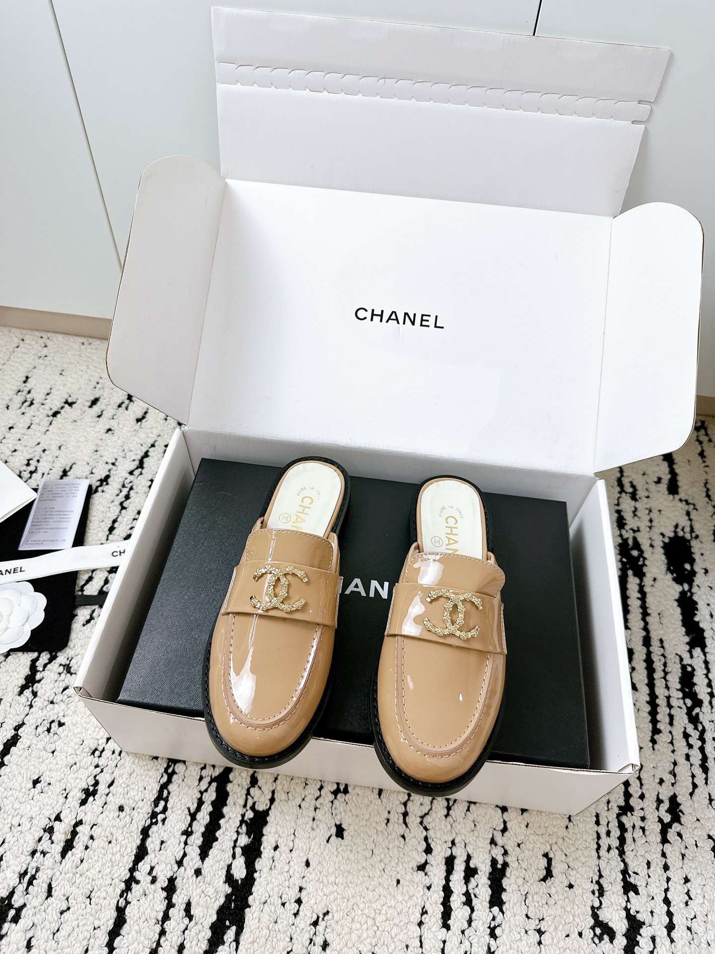 NO:387607,chanel [Chanel 25/A Spring and Summer Love Half Slippers] Classics are never out of date!   Genuine leather fabric + double C buckle decoration, Italian leather bottom, full texture ~ the same quality in the counter, a classic model that must be purchased every year, with high-end and comfortable coexisting!   A universal and versatile artifact that can be worn on daily commuting and summer vacations. It is durable and fashionable. All materials are customized according to the original version, with full details!   Genuine development, close your eyes and don't step on the thunder~ #Chanel loafers #New spring and summer style #versatile items #high-end outfit #classic essential fabric imported cowhide, soft and delicate texture imported sheepskin inside out, outsole Italian thickened leather outsole size 35-41, semi-drag, chanel, chanel, loafers, slippers, cowhide, sheepskin, Leather soles19860909chanel【香奈儿25/A春夏乐福半拖鞋】经典永不过时！  真皮面料+双C扣装饰,意大利真皮底,质感拉满～专柜同款品质,每年必入的经典款,高级感与舒适度并存！  万能百搭神器,日常通勤、夏日度假都能穿,耐造又时髦～所有材质均按原版定制,细节满分！  正品开发,闭眼入不踩雷～  #香奈儿乐福鞋 #春夏新款 #百搭单品 #高级感穿搭 #经典必备 面料 进口牛皮,质感柔软细腻 内里进口羊皮 大底意大利加厚真皮大底 码数35-41,半拖,chanel,chanel,loafers,slippers,cowhide,sheepskin,Leather soles,Women's Shoes