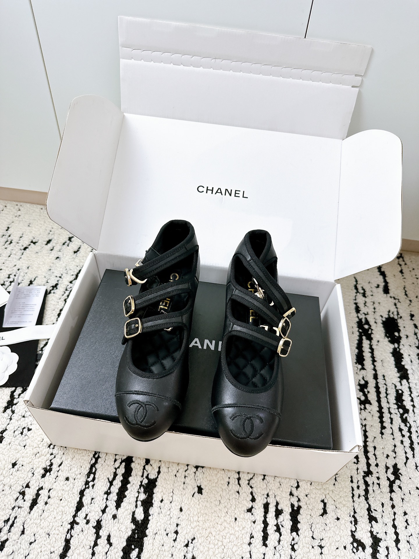 NO:384010,New color-blocking Mary single shoe series, cute Mary Jane style, original mold-opening pearl buckle!  The round-pointed last is not picky about the shape of the feet. It makes you look slim when wearing wide and fat feet. The upper is made of sheepskin material. Inner sheepskin lining pad Italian leather outsole. Size: 35-39 [40.41 customization] Requires an airplane box, Mary Jane, mary jane, sheepskin, Leather soles19860909新品拼色玛丽单鞋系列 可可爱爱的玛丽珍造型,原版开模珍珠扣！圆尖的楦头对脚型完全不挑 宽胖脚穿也显瘦 鞋面采用羊皮材质 内里羊皮里垫 意大利真皮大底 Size:35-39 [40.41定制] 需要飞机盒另元,玛丽珍,mary jane,sheepskin,Leather soles,Women's Shoes