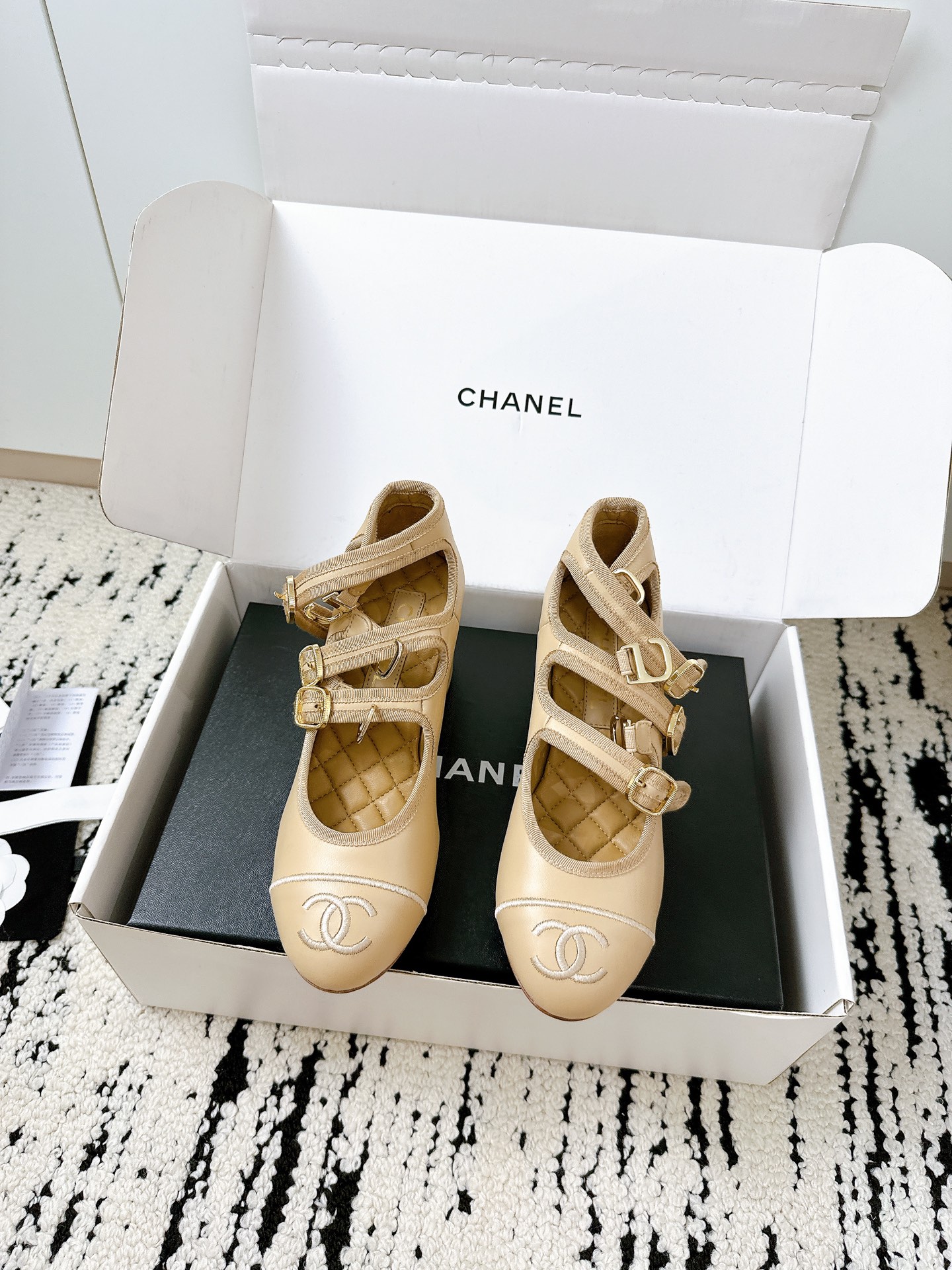 NO:387604,[Chanel 25/A Spring and Summer Milan Showcase Mary Jane] A must-have fairy!  Imported cowhide fabric + sheepskin lining, Italian leather sole, double C embroidery details for toe!  The same quality counter style, and the classic model is so popular that it is out of stock every year~ It will instantly become a famous lady style!  Whether it is dating or commuting, it is a truly versatile and versatile artifact!  All materials are 1:1 original customization and authentic craftsmanship. The small fragrance style is full of girlishness, a must-have single shoe this spring and summer!  #Chanel Mary Jane #New spring and summer style #Suite style outfit #Little fragrance style #Vertical single shoes Fabric imported cowhide, soft and delicate texture Imported sheepskin in the inner bottom Italian thick leather outsole Size 35-41, single shoes, chanel, mary jane, cowhide, sheepskin, Leather soles19860909【香奈儿25/A春夏米兰走秀款玛丽珍】仙女必备！ 进口牛皮面料+羊皮内里,意大利真皮底,鞋头双C刺绣细节满分！专柜同款品质,每年都火到断货的经典款～ 上脚秒变名媛风！无论是约会还是通勤都超显气质,真正的万能百搭神器！所有材质1:1原版定制,正品工艺开发. 小香风十足又不失少女感,这个春夏必须拥有的神仙单鞋！ #香奈儿玛丽珍 #春夏新款 #名媛风穿搭 #小香风 #百搭单鞋 面料 进口牛皮,质感柔软细腻 内里进口羊皮 大底意大利加厚真皮大底 码数35-41,单鞋,chanel,mary jane,cowhide,sheepskin,Leather soles,Women's Shoes
