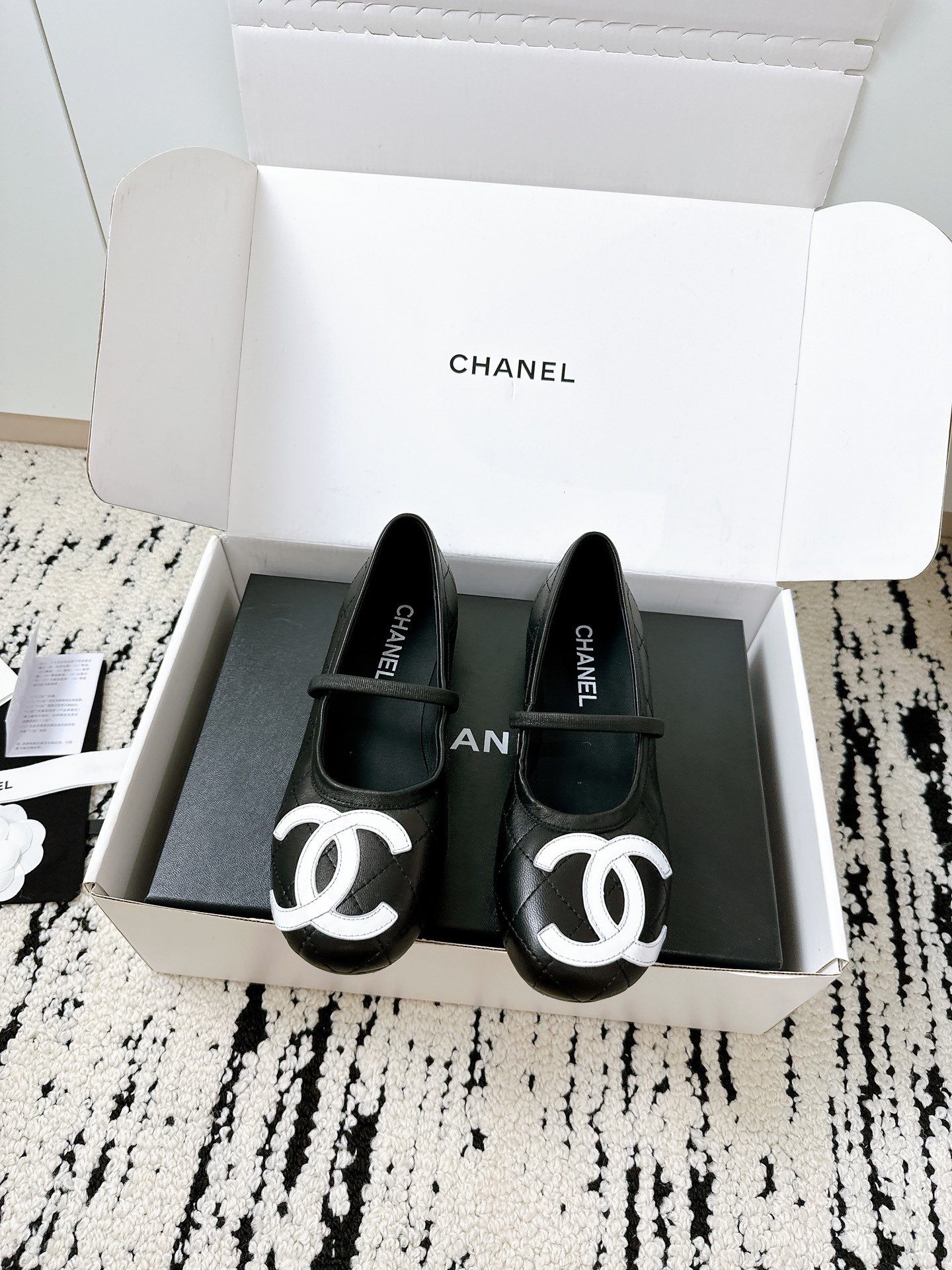 NO:383928,Top purchasing agent black and white Kangpeng shoes, flat single shoes, counter show style is absolutely handsome. The most popular style of this season, the texture is very soft and comfortable without stuttering. Classic logo double C diamond buckle combination, super fashionable Fabric: imported cowhide material Inner: environmentally friendly imported sheepskin inner sole Outsole: original private film genuine leather outsole Size: 35-41 [40.41 Customized] Requires aircraft box, single shoes, cowhide, sheepskin, Leather soles19860909顶级代购黑白康鹏鞋 平底单鞋 专柜走秀款绝对太帅了 这一季最热门的款式,质感非常柔软舒适不卡脚. 经典的logo双C钻扣搭配,超级时尚 面料:进口牛皮材料 内里:环保进口羊皮内里 大底:原版私膜真皮大底 码数:35-41 [40.41定做] 需要飞机盒另元,单鞋,cowhide,sheepskin,Leather soles,Women's Shoes