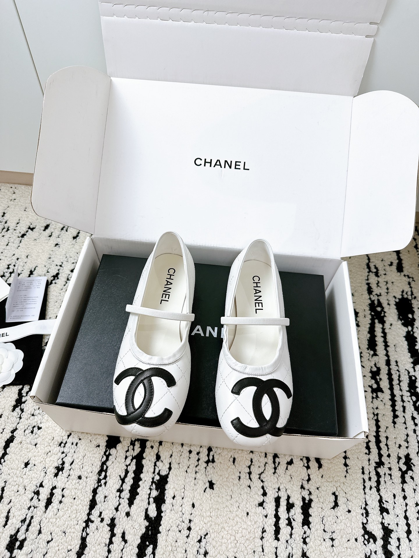 NO:387601,[Chanel 25/A Spring and Summer Black and White Kangpeng Shoes] Classics are never out of date!  High-end cowhide fabric + toe color-blocking double C logo Italian leather sole with invincible texture!  The same craftsmanship of the counter, a classic model that is popular every year. This year's new upgrade makes it more tasteful~ Black and white color combination design, fashionable no matter how you match it, one pair can handle all occasions, customization of the official website, details 1:1 restored, durable and versatile, a must-have artifact in summer!  Size 35-41, sisters, hurry up #Chanel Kangpeng Shoes #Classic Black and White #Vertical Artifact #Little Fragrance #New Spring and Summer Shoes, Single Shoes, Chanel, Cowhide19860909【香奈儿25/A春夏黑白康鹏鞋】经典永不过时！ 高级牛皮面料+鞋头拼色双C标志 意大利真皮底 质感无敌！专柜同款工艺 每年都爆火的经典款 今年新升级更显品味～ 黑白拼色设计 怎么搭都时髦 从通勤到度假 一双搞定所有场合 官网对版定制 细节1:1还原 耐穿又百搭 夏日必备神器！ 尺码35-41全 姐妹们快冲 #香奈儿康鹏鞋 #经典黑白配 #百搭神器 #小香风 #春夏新鞋,单鞋,chanel,cowhide,Women's Shoes