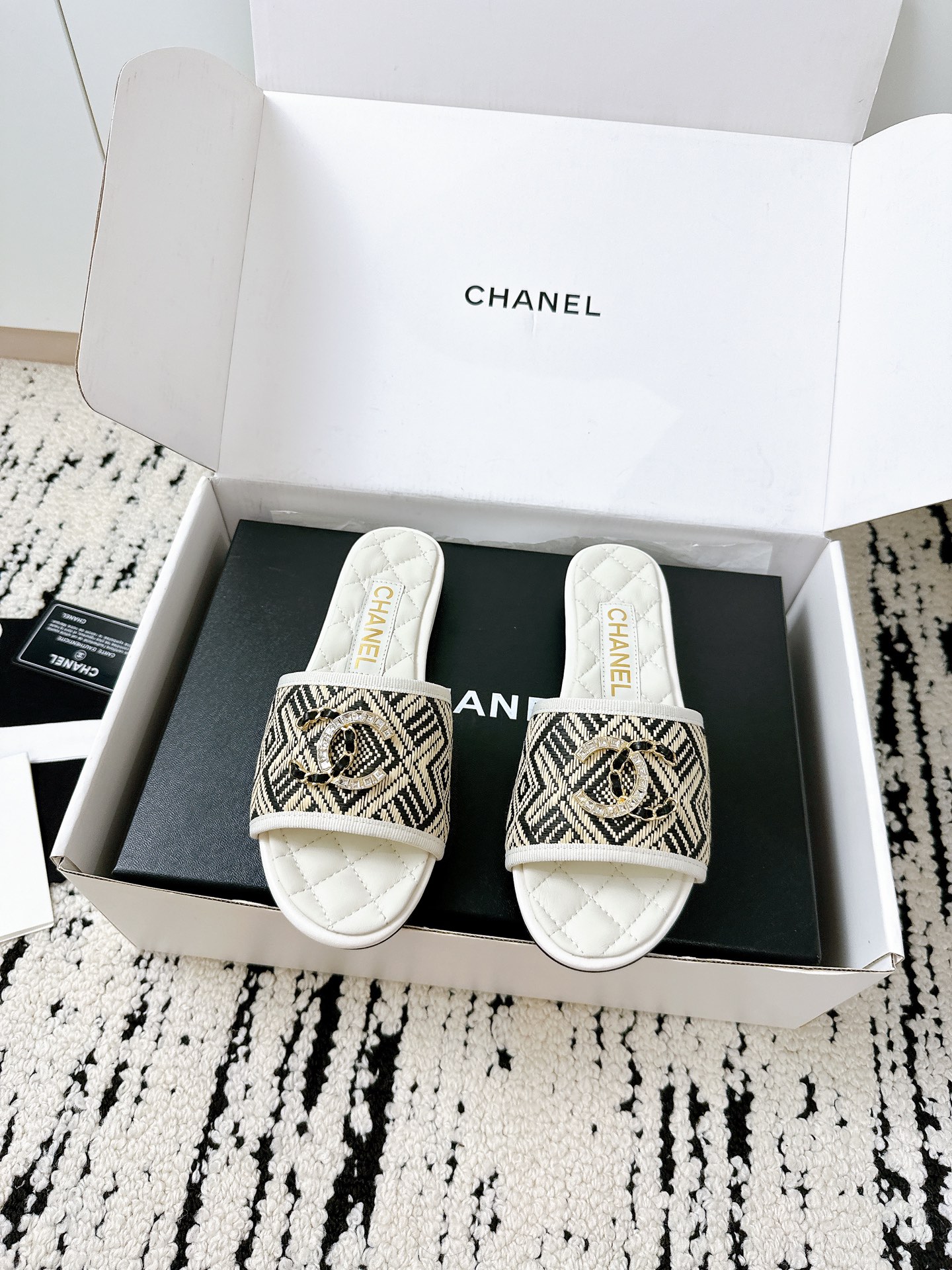 NO:387581,CHANEL Chanel's new summer slippers are here!   A must-have classic model every year, this time the design is more high-end and has full details!  All materials are customized according to the original version 1:1, with the same quality as the counter, and you will understand it~ A universal and versatile artifact can be easily controlled whether it is summer beach vacation or daily going out. The key is that it is super durable!   Just fight for the sisters!  This summer, let it become the finishing touch of your outfit~ #Chanel slippers #Summer must-have #versatile artifact #High-end outfit fabric Imported cowhide, soft and delicate texture Imported sheepskin in the inner Outsole Italian thick leather outsole Size 35-41, slippers, chanel, chanel, slippers, cowhide, sheepskin, Leather soles19860909CHANEL香奈儿2025夏季新款拖鞋来啦！  每年必入的经典款,这次的设计更显高级感,细节满分！ 所有材质都按照原版1:1定制,专柜同款品质,懂的都懂～  万能百搭神器,无论是夏日沙滩度假,还是日常出街,都能轻松驾驭,关键是超级耐穿！  姐妹们冲就对了！这个夏天,让它成为你的穿搭点睛之笔～  #香奈儿拖鞋 #夏季必备 #百搭神器 #高级感穿搭 面料 进口牛皮,质感柔软细腻 内里进口羊皮 大底意大利加厚真皮大底 码数35-41,拖鞋,chanel,chanel,slippers,cowhide,sheepskin,Leather soles,Women's Shoes