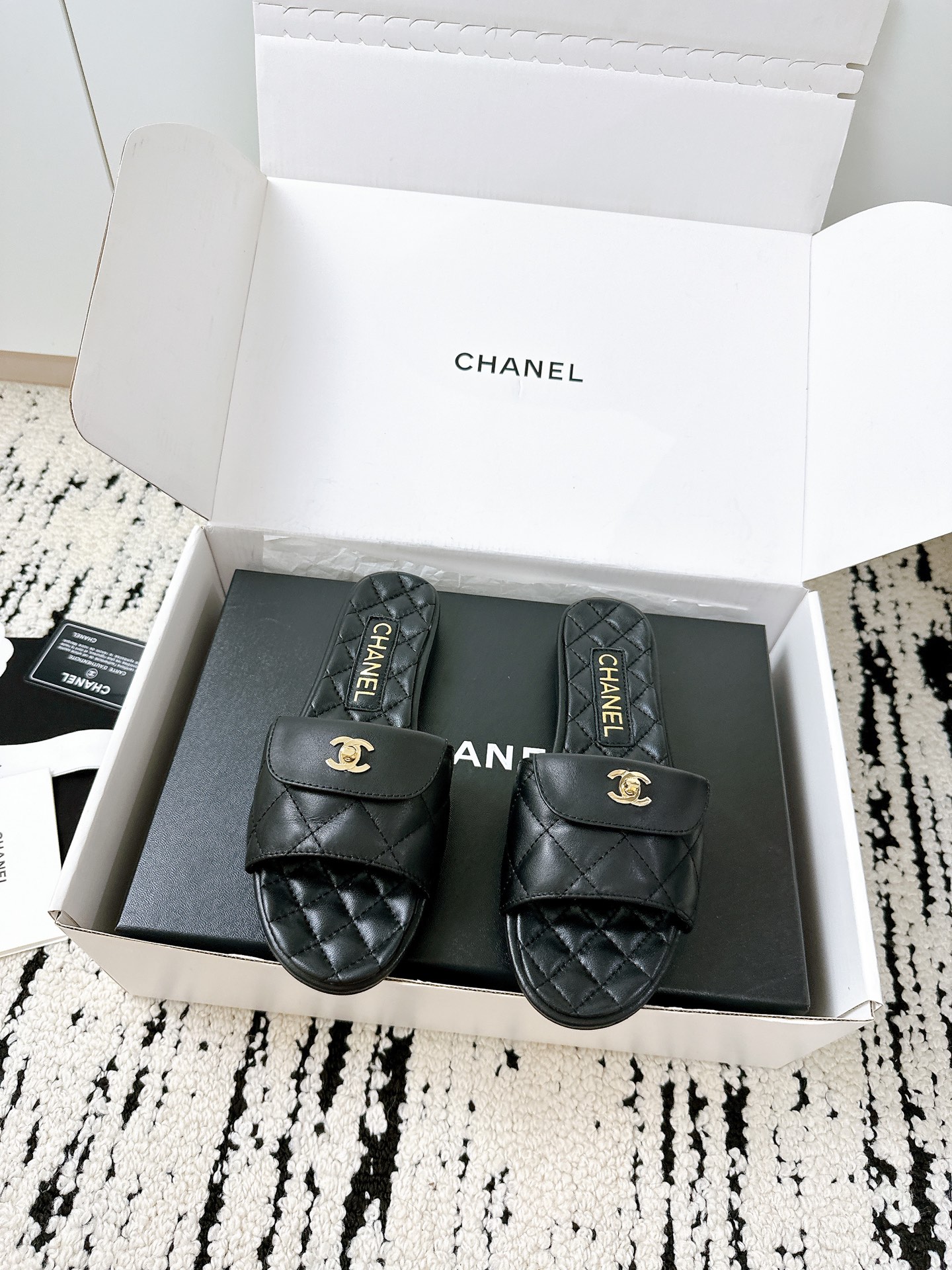 NO:384022,New slippers for purchasing agents, counter quality, one of the classic models that must be purchased every year, all materials are customized according to the original version!  Buy genuine products and develop, versatile and versatile artifact~ Summer beach, durable model, imported cowhide fabric, soft and delicate texture, comfortable and breathable sheepskin lining pad Italian original leather sole, size 35-41 [40.41 custom] [Requires airplane box and other yuan], slippers, slippers, cowhide, sheepskin19860909代购级新款拖鞋 专柜品质 每年必入的经典款之一 所有材质都根据原版定制！ 购入正品开发,万能百搭神器~夏日沙滩 耐造款 面料进口牛皮 质感柔软细腻 舒适透气羊皮里垫 意大利原版真皮底 码数35-41 [40.41定做]【需要飞机盒另元】,拖鞋,slippers,cowhide,sheepskin,Women's Shoes