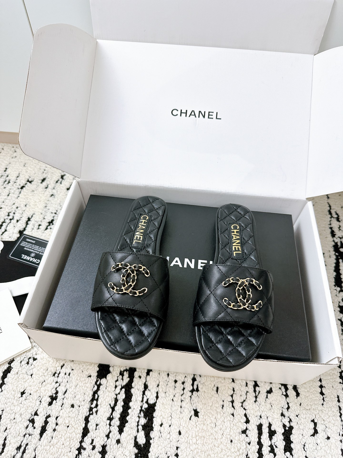 NO:384032,New slippers for purchasing agents, counter quality, one of the classic models that must be purchased every year, all materials are customized according to the original version!  Buy genuine products and develop, versatile and versatile artifact~ Summer beach, durable model, imported cowhide fabric, soft and delicate texture, comfortable and breathable sheepskin lining pad Italian original leather sole, size 35-41 [40.41 custom] Requires airplane box for another dollar., slippers, slippers, cowhide, sheepskin19860909代购级新款拖鞋 专柜品质 每年必入的经典款之一 所有材质都根据原版定制！ 购入正品开发,万能百搭神器~夏日沙滩 耐造款 面料进口牛皮 质感柔软细腻 舒适透气羊皮里垫 意大利原版真皮底 码数35-41 [40.41定做] 需要飞机盒另元.,拖鞋,slippers,cowhide,sheepskin,Women's Shoes