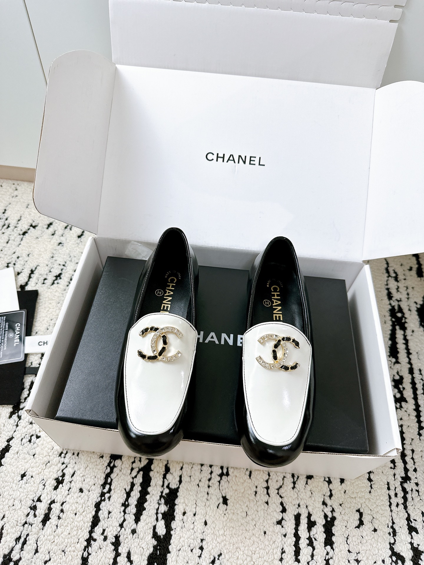 NO:387585,[Chanel girls must enter!  These loafers are amazing!  】 Sisters!  This pair of Chanel 25/A new summer loafers is really amazing!  The classic double C diamond buckle is blingbling, and the high-end feel is full of high-end!  Imported calf leather fabric + sheepskin inner lining, it is very comfortable to wear on your feet, and you won’t be tired after walking for a day~ Italian genuine leather soles, and the details are controlled to show that you are too satisfied!   The same quality as the counter, a classic style that must be purchased every year!  The design is super tasteful, all materials are customized 1:1 according to the original version, and are developed genuinely, and you will understand what you understand!   A versatile and versatile artifact, gentle with a skirt, handsome with jeans, durable and practical, and you won’t regret it when you close your eyes!   #Chanel loafers #Summer versatile #Purchasing grade quality #Little fragrance style Fabric Imported cowhide, soft and delicate texture Imported sheepskin in the inner Outsole Italian thickened leather outsole Size 35-41, Loafers semi-trailer, chanel, chanel, loafers, skirts, jeans, cowhide, sheepskin, Leather soles19860909【香奈儿女孩必入！这双乐福鞋也太绝了吧！】  姐妹们！这双Chanel 25/A夏季新款乐福鞋真的绝绝子！ 经典双C钻扣blingbling的,高级感直接拉满！进口小牛皮面料+羊皮内里,上脚巨舒服,走一天都不累～意大利真皮鞋底,细节控表示太满意了！  专柜同款品质,每年必入的经典款！设计超级显品味,所有材质都按原版1:1定制,正品开发,懂的都懂！  万能百搭神器,配裙子温柔,搭牛仔裤帅气,耐造又实用,闭眼入不后悔！  #香奈儿乐福鞋 #夏季百搭 #代购级品质 #小香风 面料 进口牛皮,质感柔软细腻 内里进口羊皮 大底意大利加厚真皮大底 码数35-41,乐福鞋半拖,chanel,chanel,loafers,skirts,jeans,cowhide,sheepskin,Leather soles,Women's Shoes