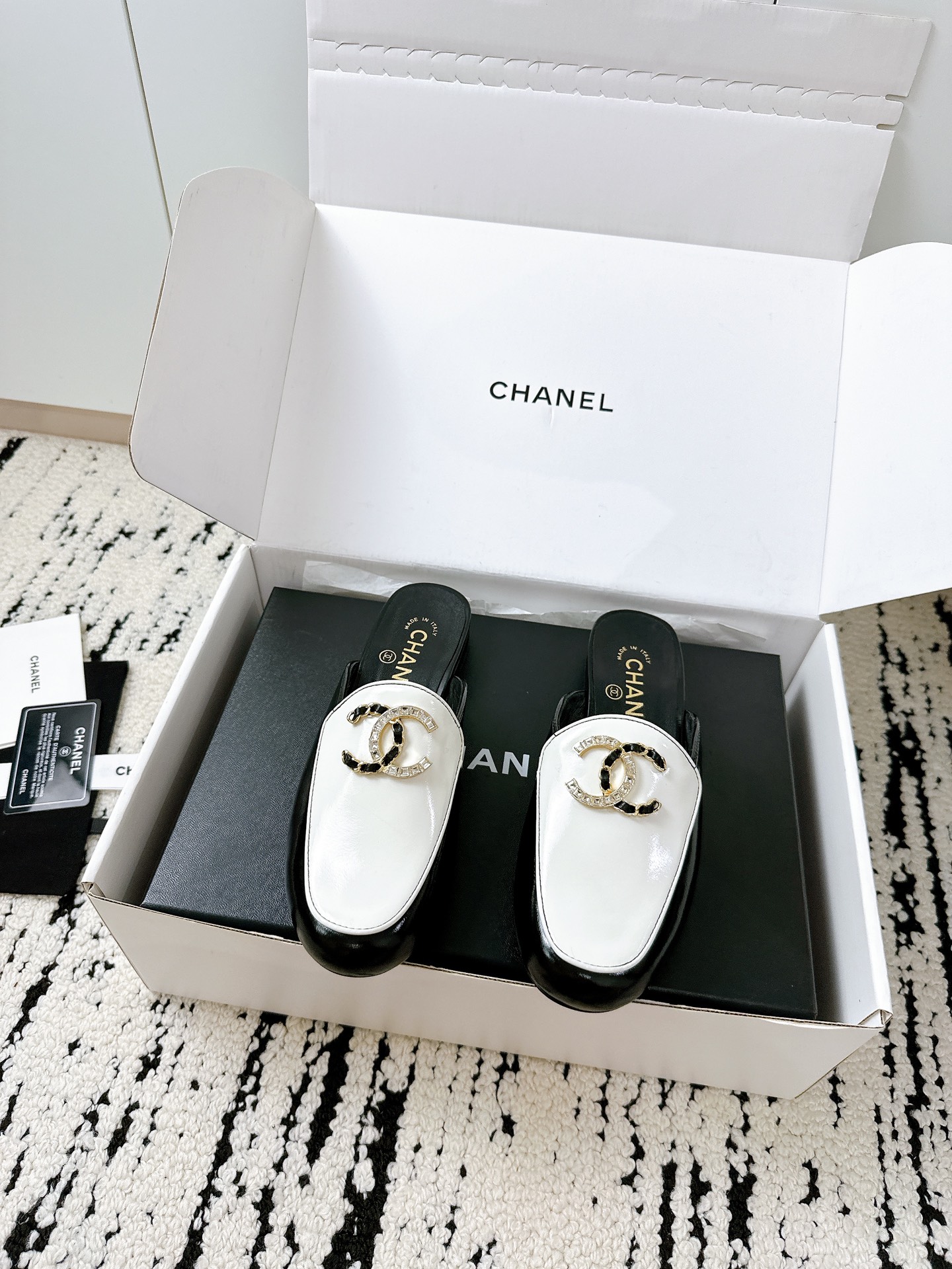 NO:387592,[Purchase-Agent Quality] Chanel 25/A new summer loafer is here!  This pair of half-tower bags is simply a versatile summer artifact!  The classic double C-diamond buckle blingbling is super eye-catching ~ imported calfskin fabric + sheepskin inner lining, feet feel so soft that it feels like stepping on clouds Italian genuine leather soles, walking with a wind and comfortable feeling!  The classic model that must be purchased every year has been upgraded this year!  From materials to crafts, all 1:1 benchmark counters, even the details are perfectly reproduced!  Desirable and durable. Any jeans or small skirt is full of high-end feel~ The material feel is absolutely solid #Chanel loafers #Summer must-have #Light luxury items #Vertical artifact Fabric Imported cowhide, soft and delicate texture Imported sheepskin in the inner Outsole Italian thick leather outsole Size 35-41, loafers semi-trailed, chanel, chanel, loafers, skirts, jeans, cowhide, sheepskin, Leather soles19860909【代购级品质】香奈儿Chanel 25/A夏季新款乐福鞋来啦！ 这双包头半拖简直是夏日百搭神器！经典双C钻扣blingbling超吸睛~进口小牛皮面料+羊皮内里,脚感软到像踩在云朵上意大利真皮鞋底,走路带风又舒适！ 每年必入的经典款今年升级啦！从材质到工艺全部1:1对标专柜,连细节都完美复刻正品！耐穿又耐看,随便搭个牛仔裤or小裙子都高级感拉满～ 实物质感绝绝子 #香奈儿乐福鞋 #夏季必备 #轻奢单品 #百搭神器 面料 进口牛皮,质感柔软细腻 内里进口羊皮 大底意大利加厚真皮大底 码数35-41,乐福鞋半拖,chanel,chanel,loafers,skirts,jeans,cowhide,sheepskin,Leather soles,Women's Shoes